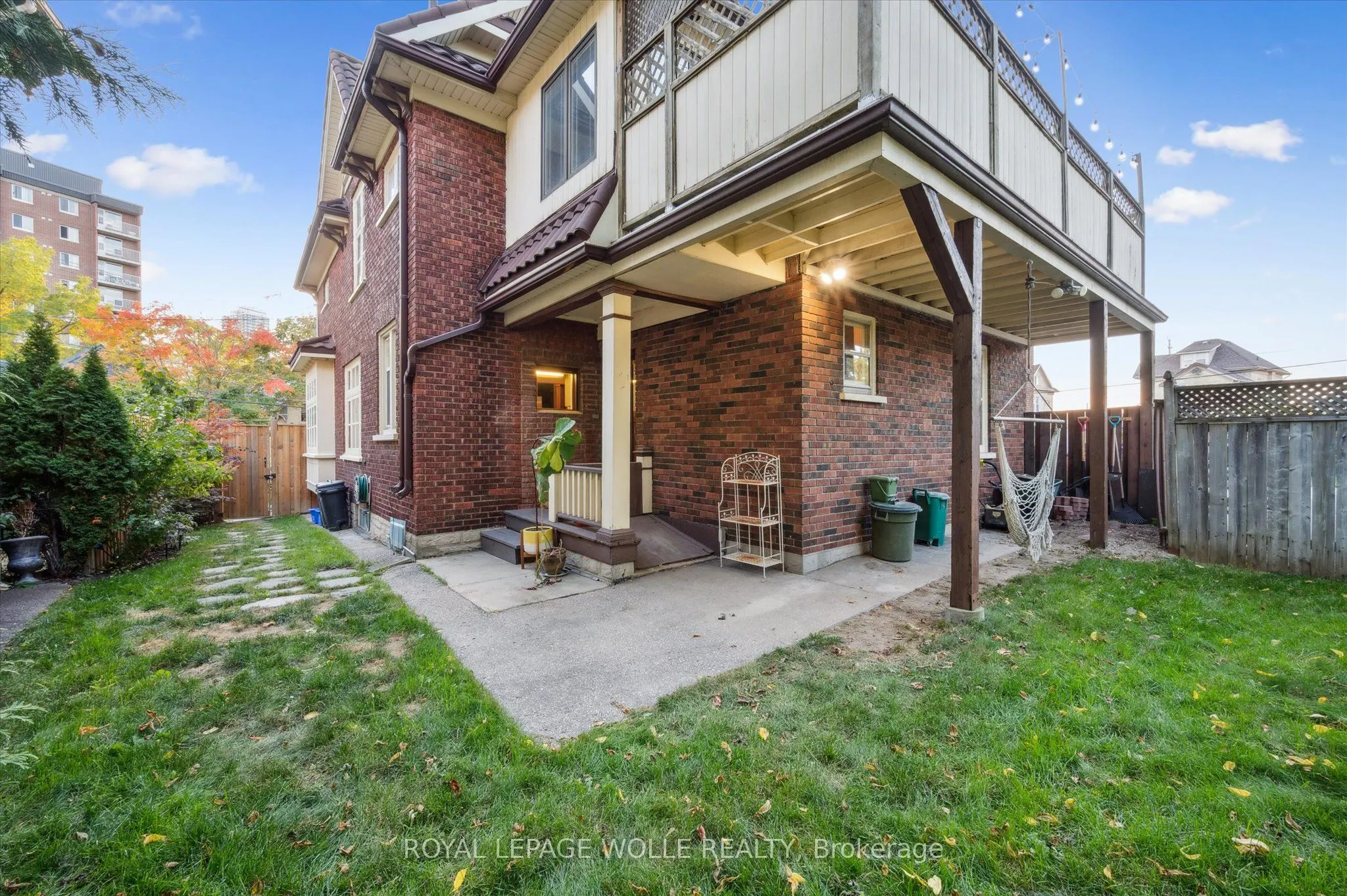 76 Ahrens Street W