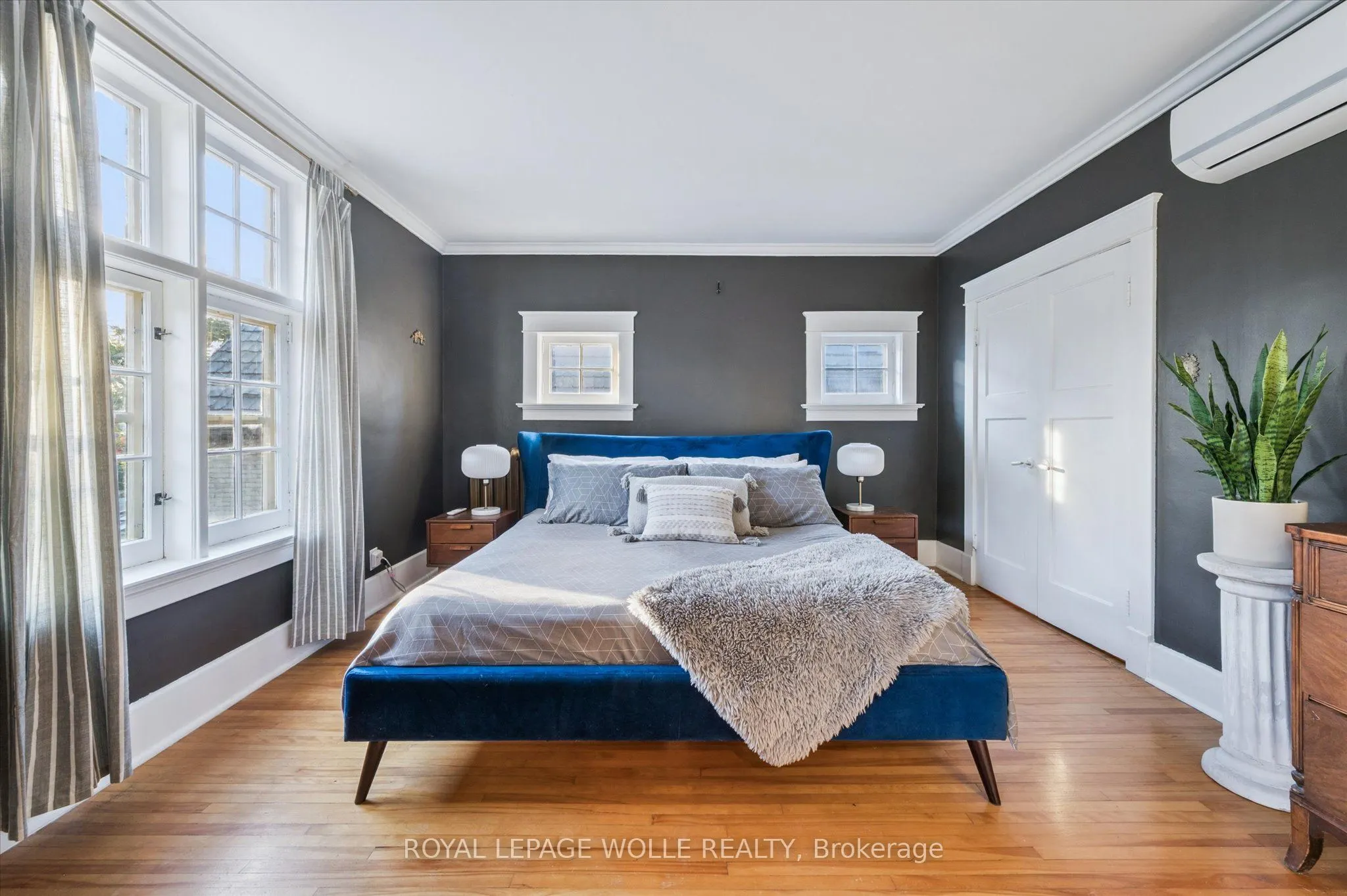 76 Ahrens Street W