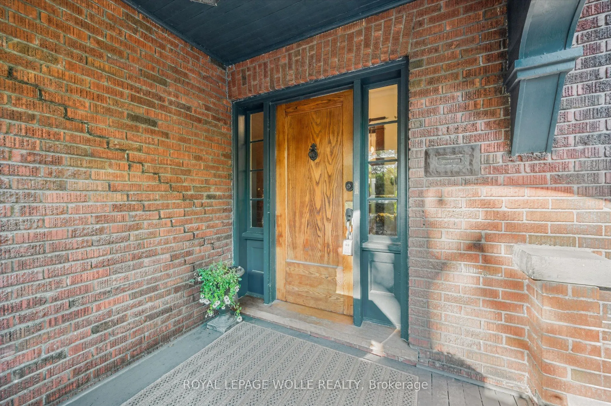 76 Ahrens Street W