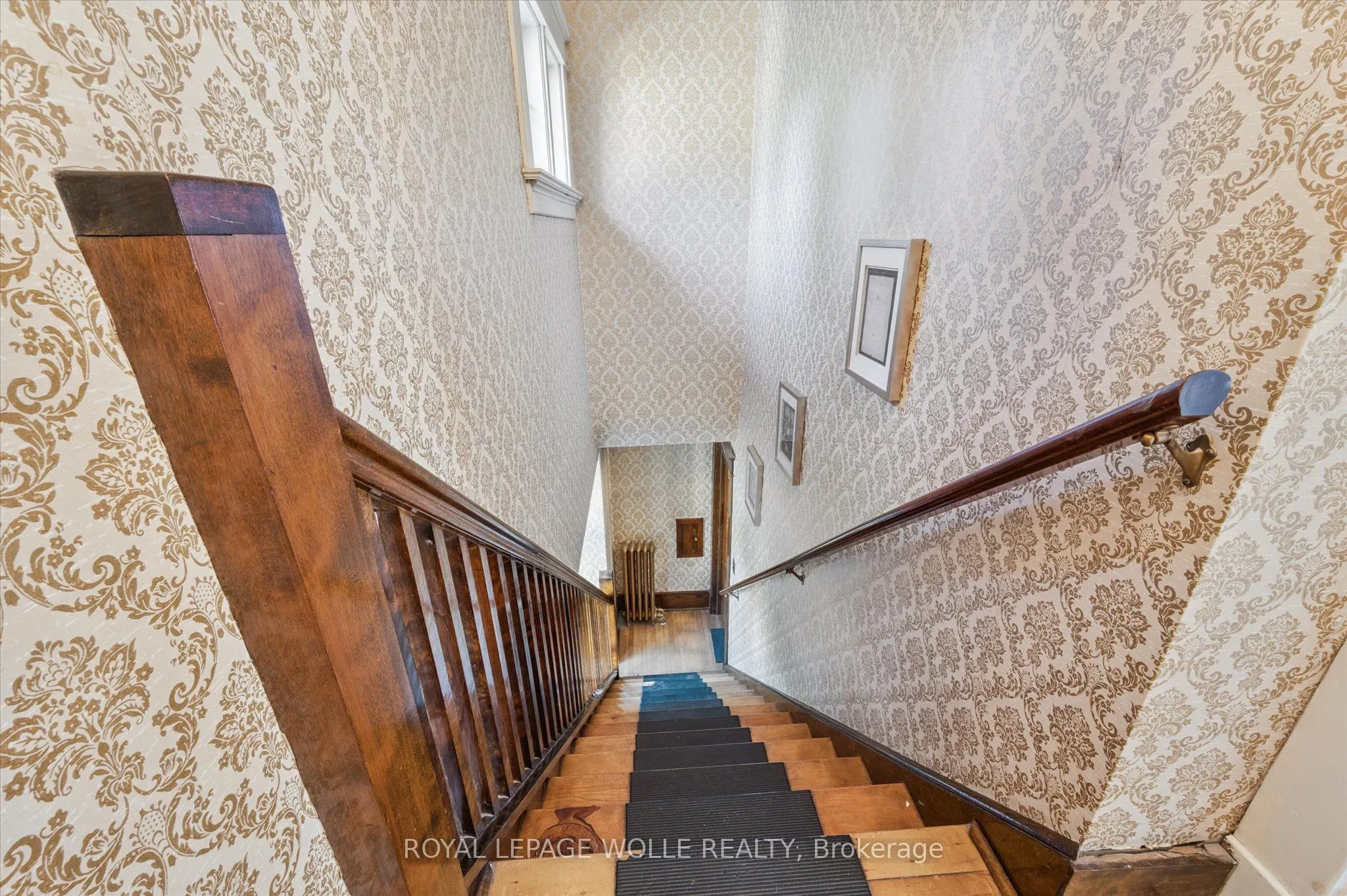 76 Ahrens Street W