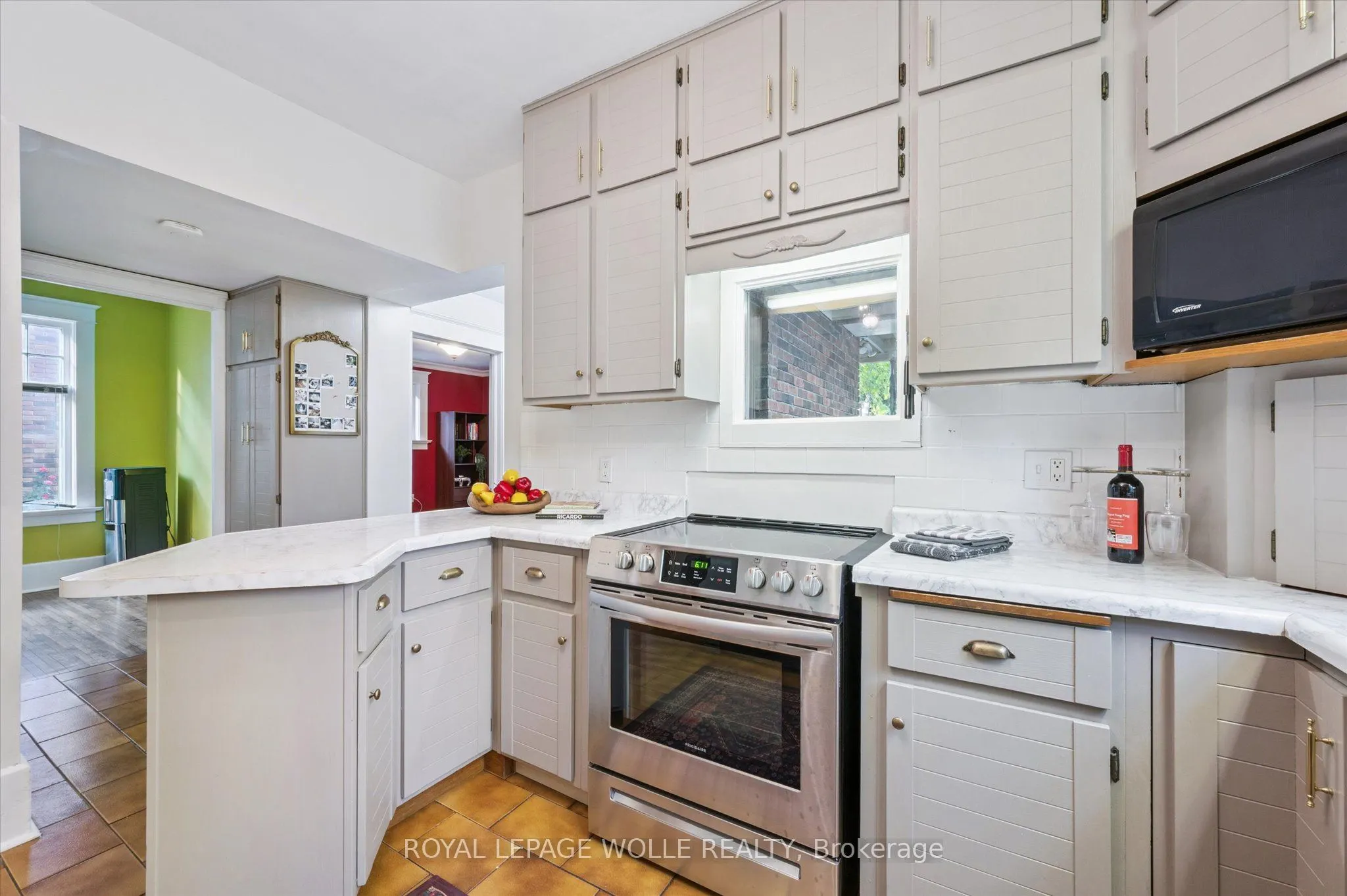 76 Ahrens Street W