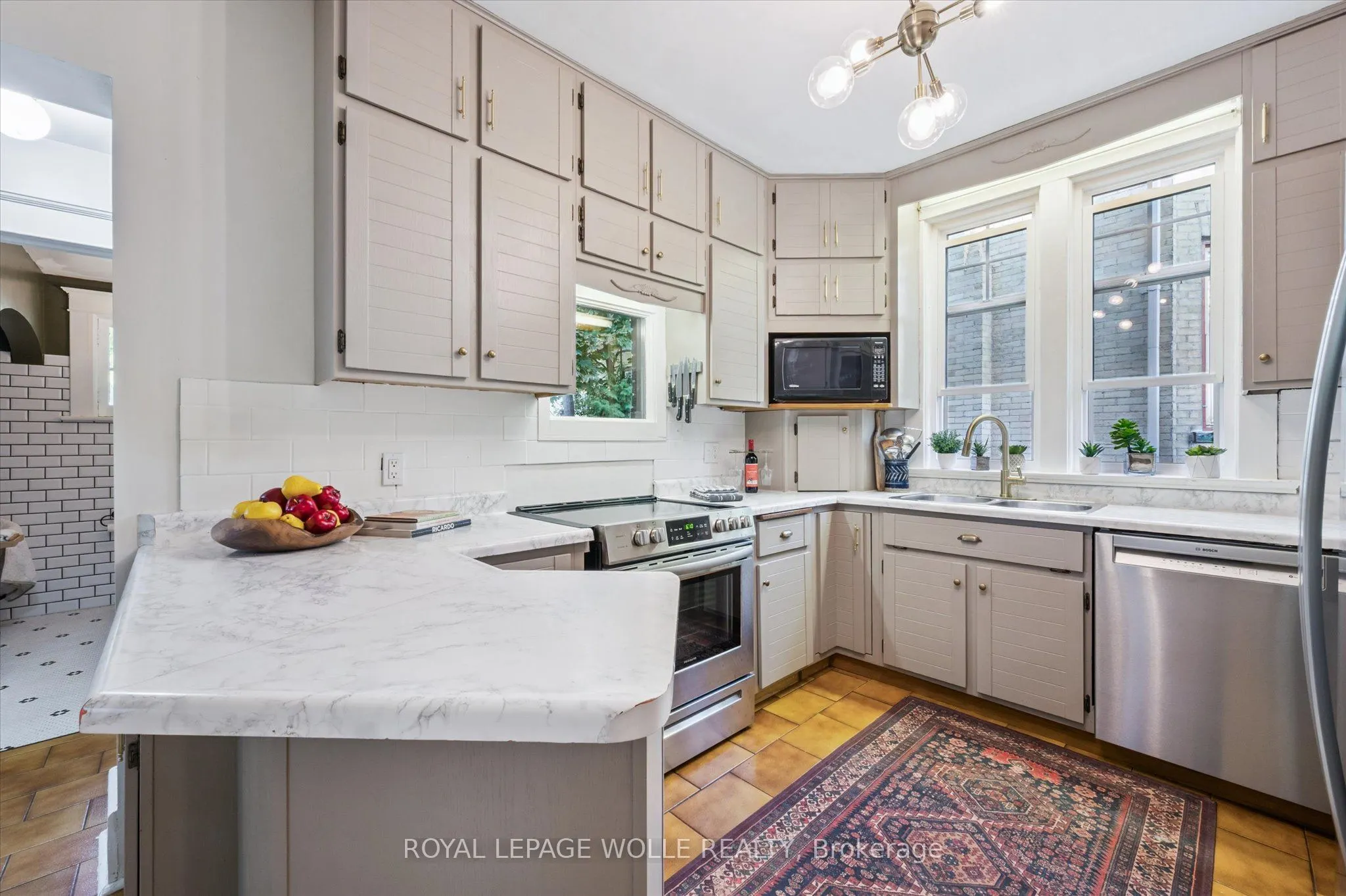 76 Ahrens Street W