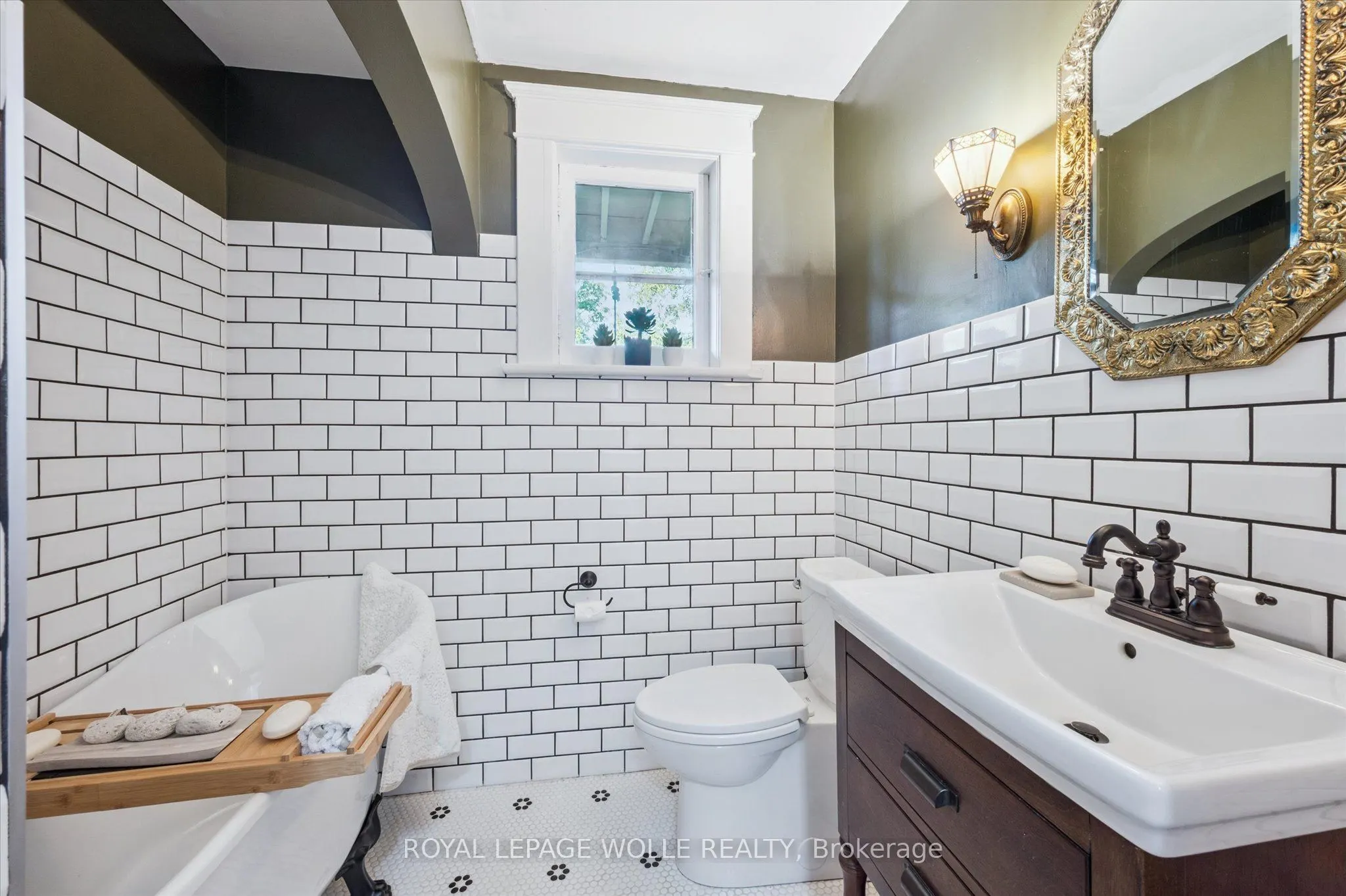 76 Ahrens Street W