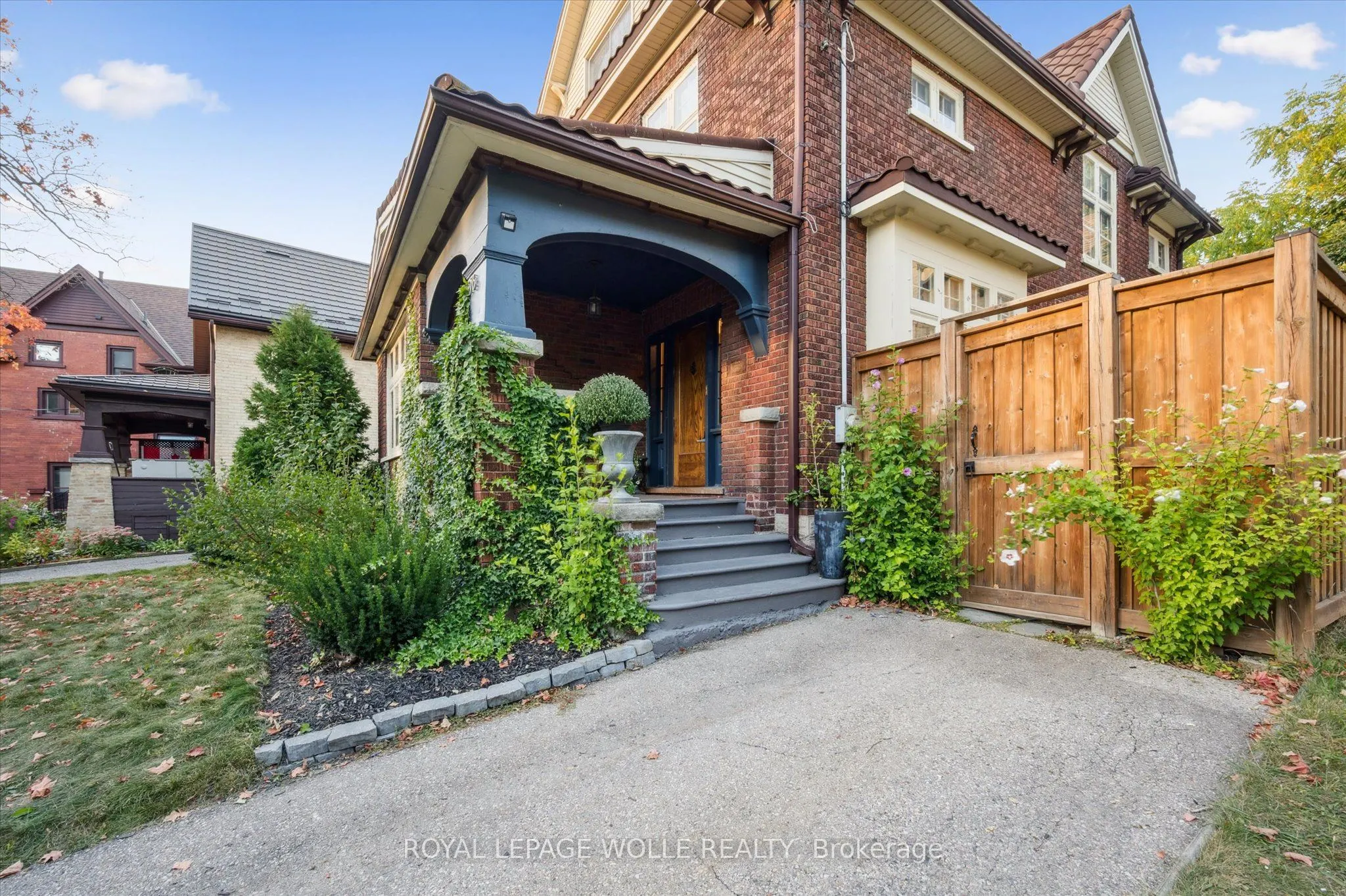 76 Ahrens Street W