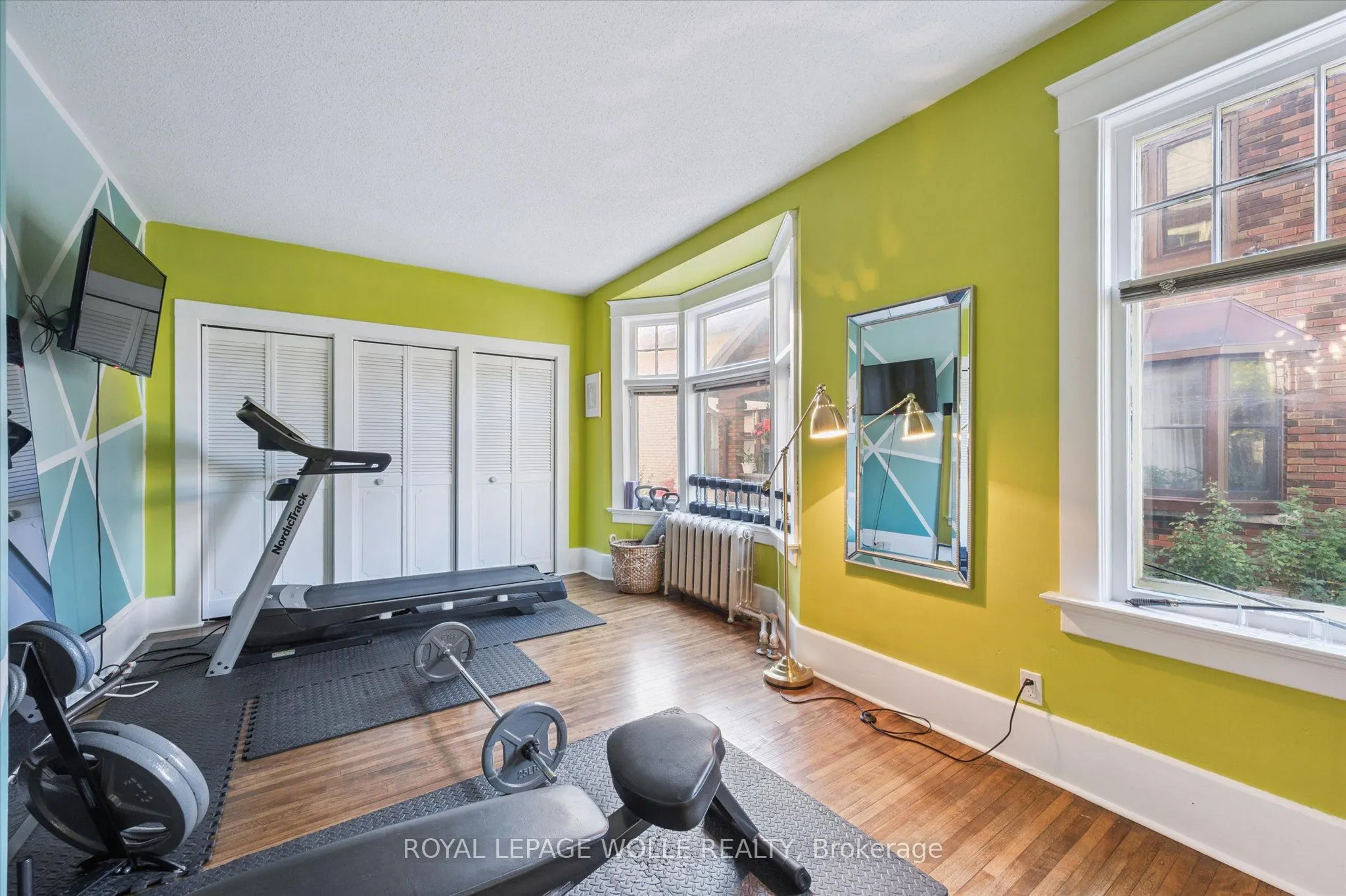 76 Ahrens Street W