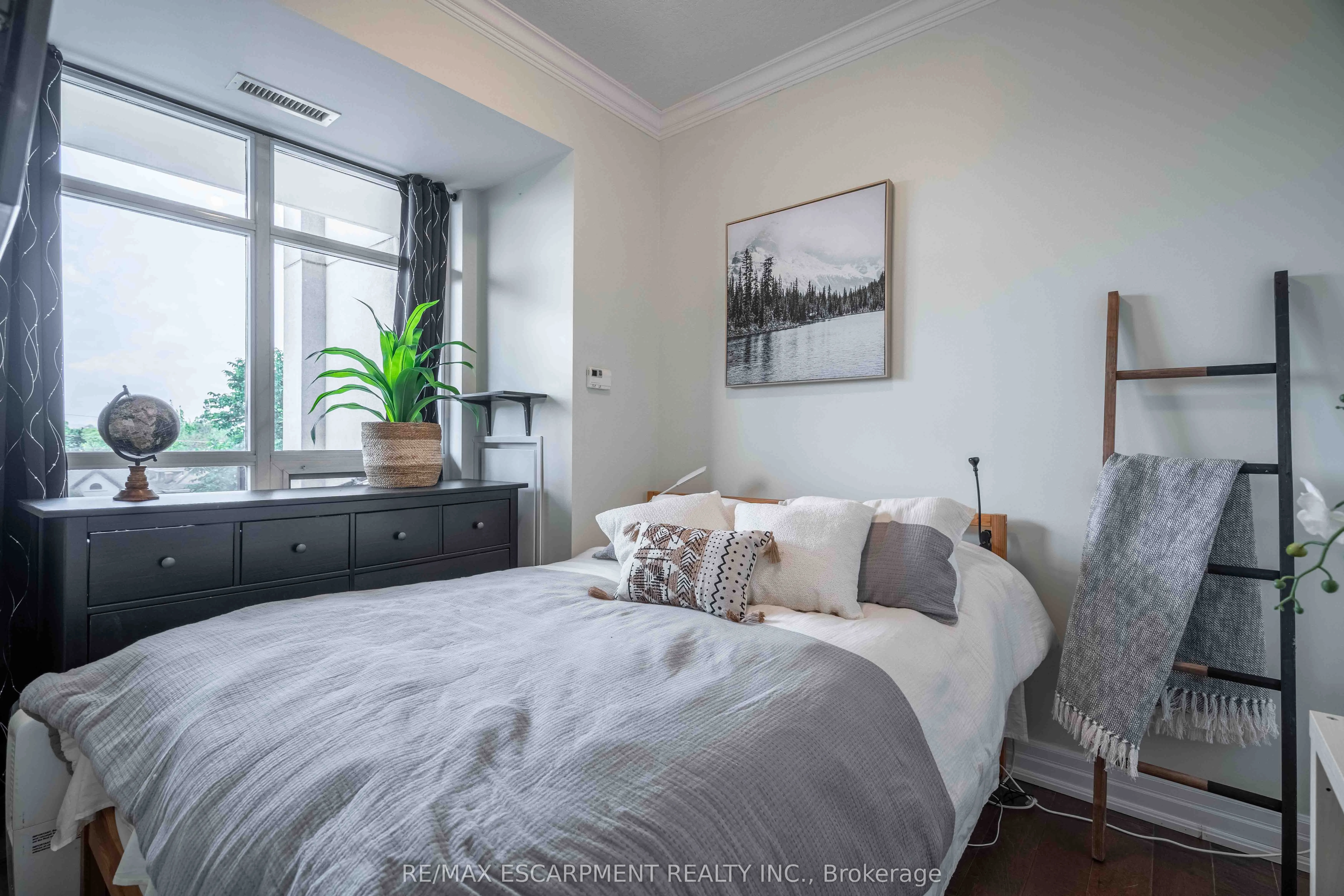 90 CHARLTON Avenue W, #409