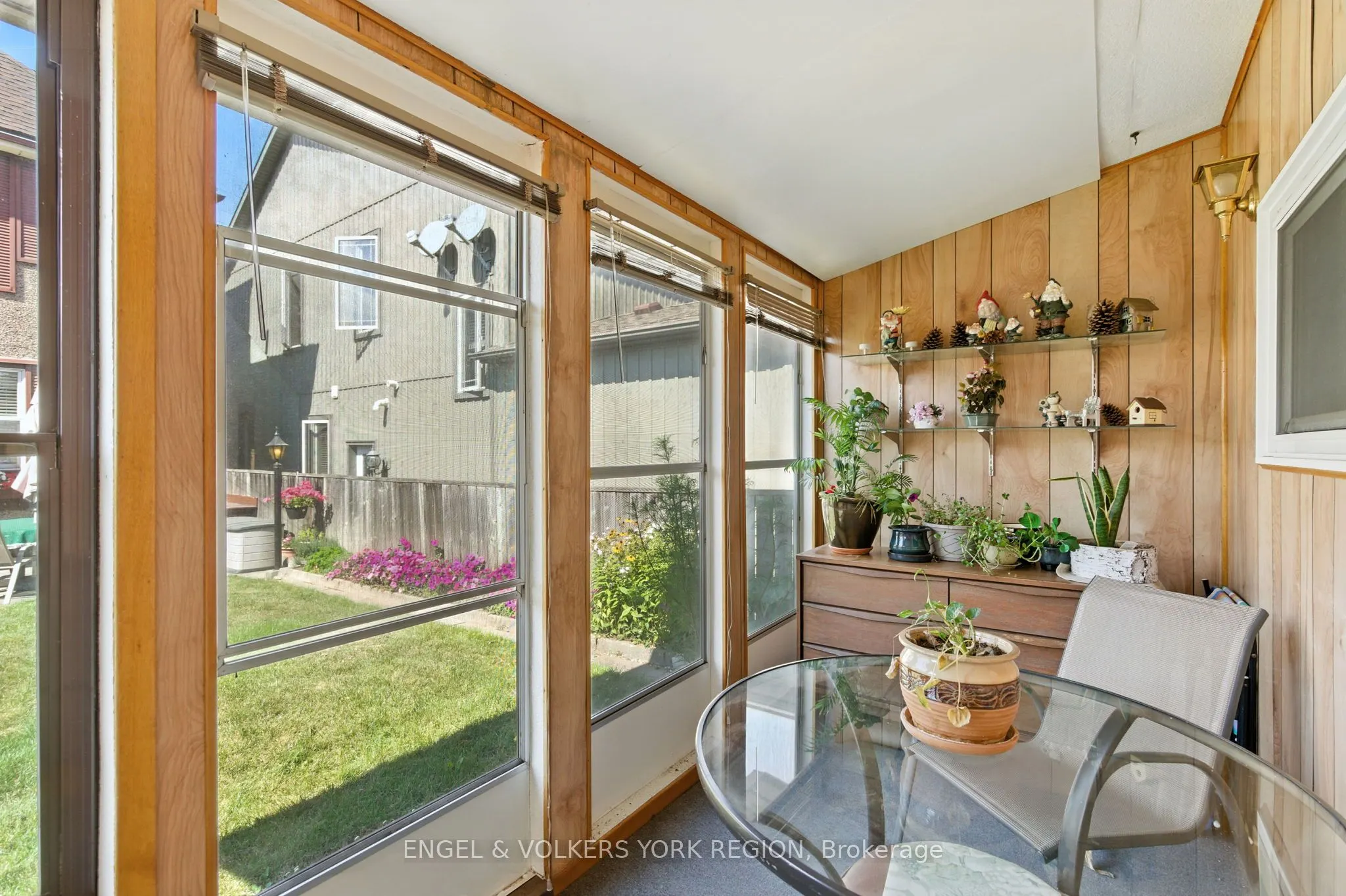484 John Street N