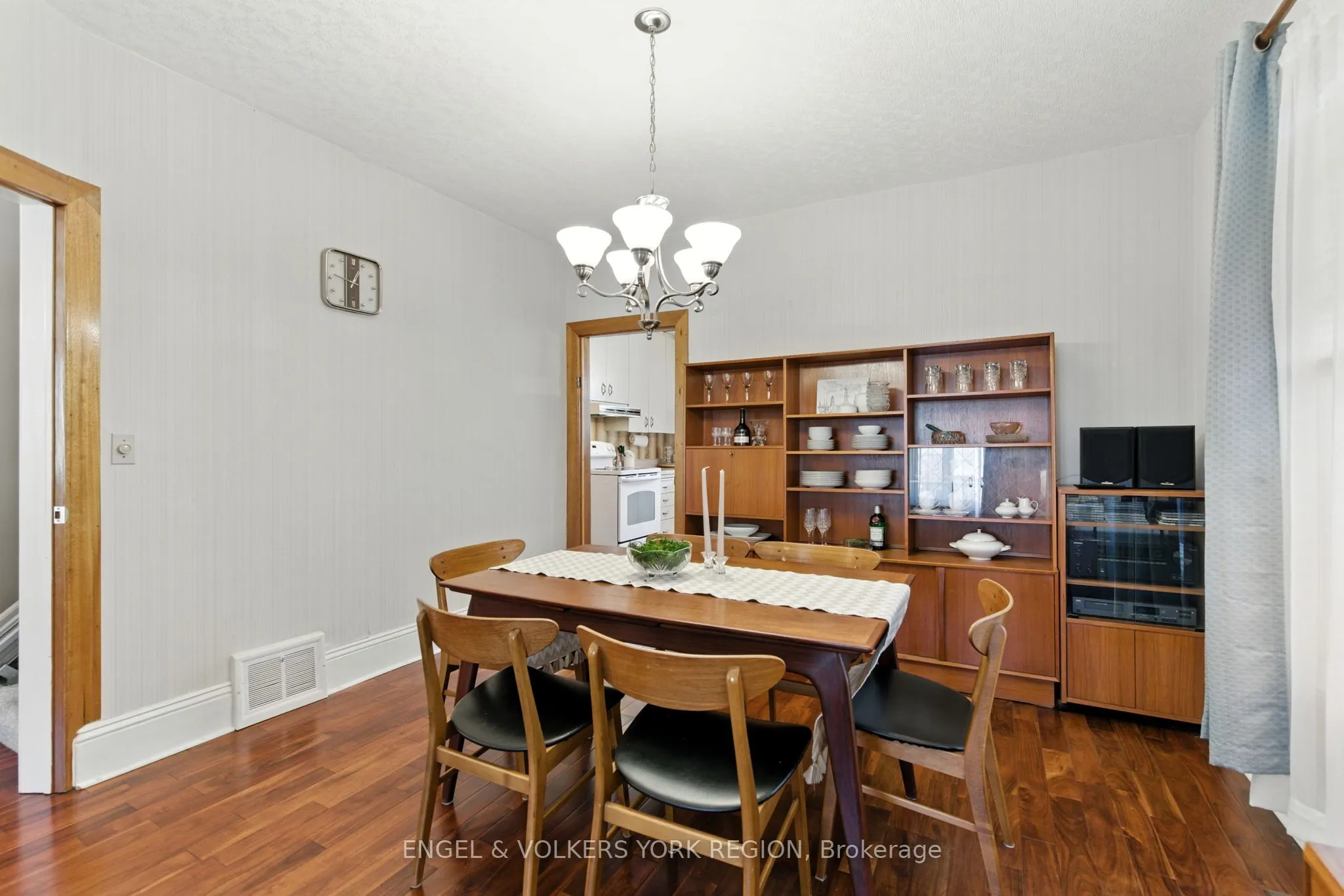 484 John Street N