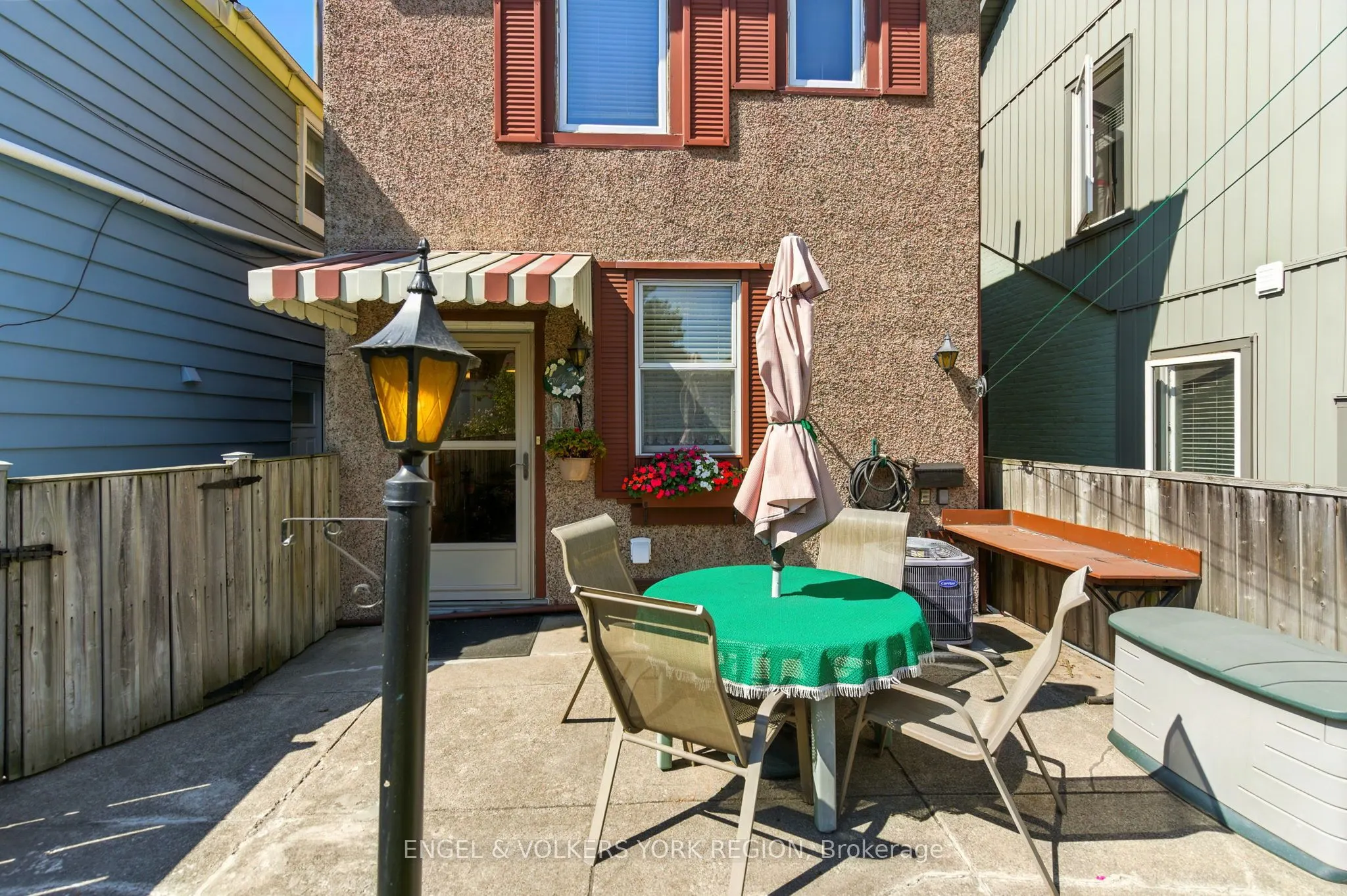 484 John Street N