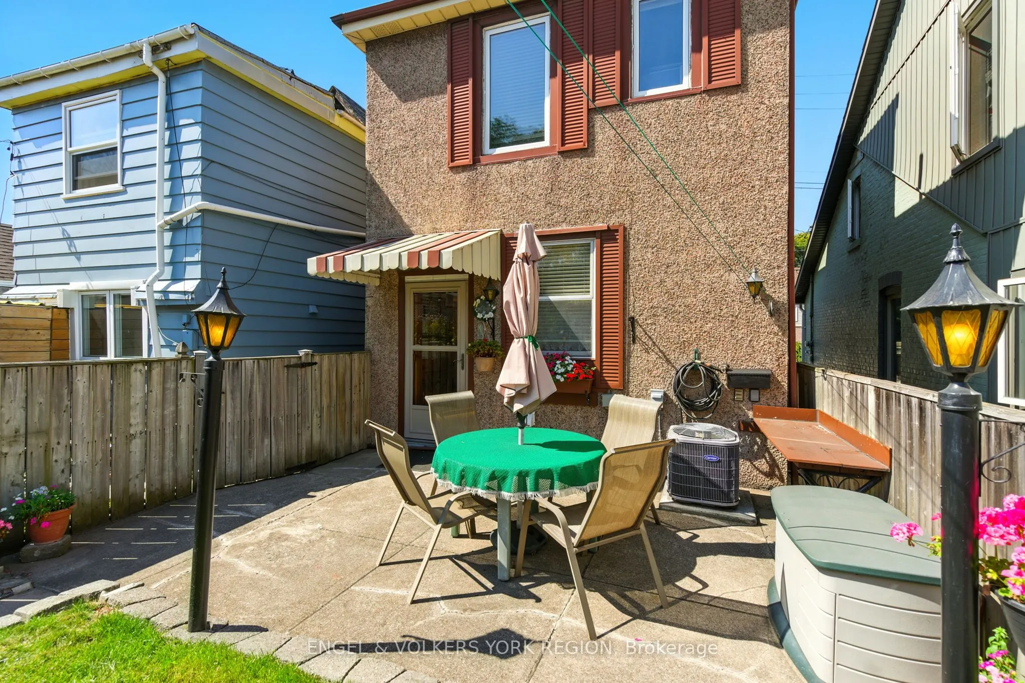 484 John Street N