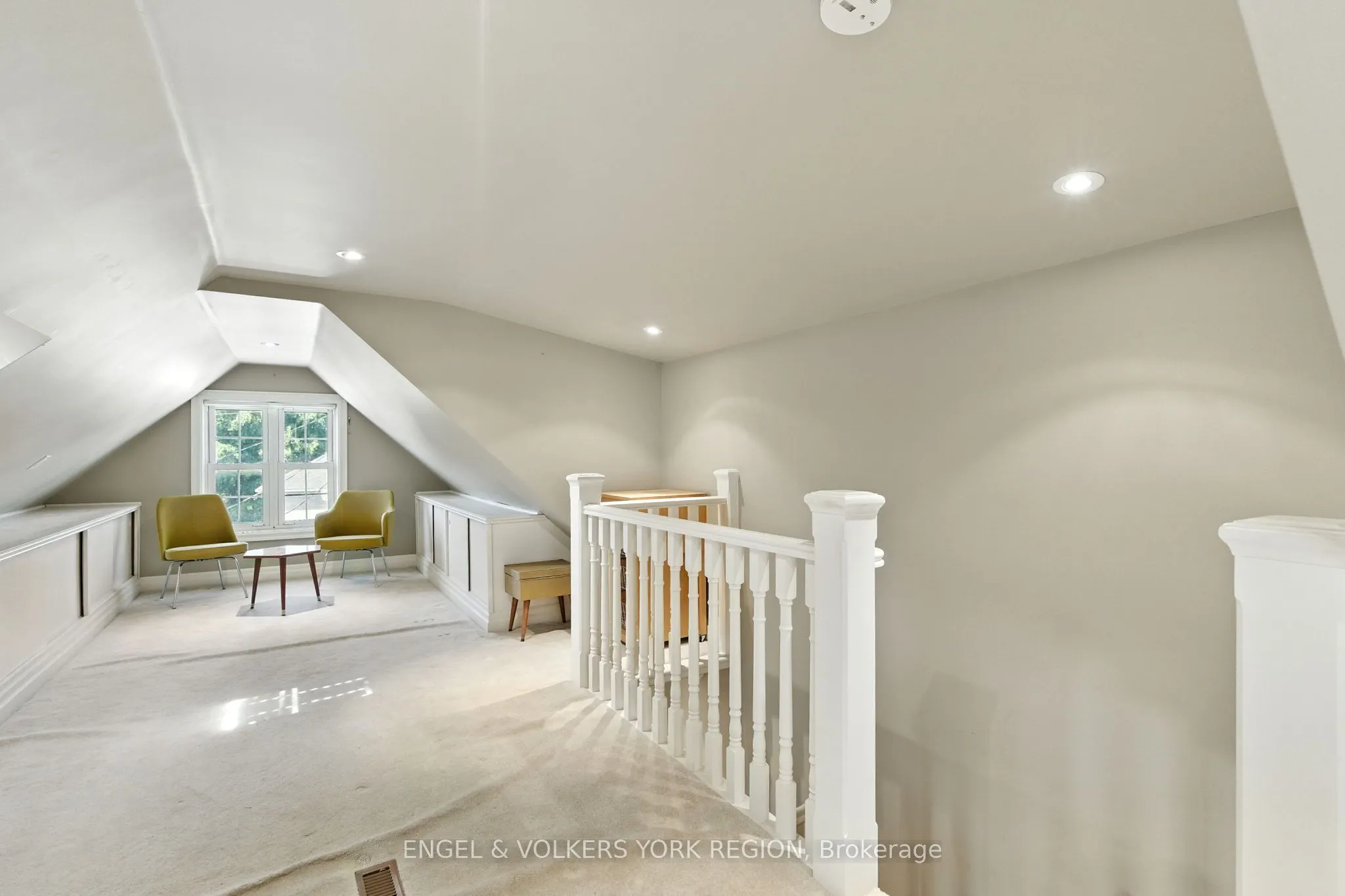 484 John Street N