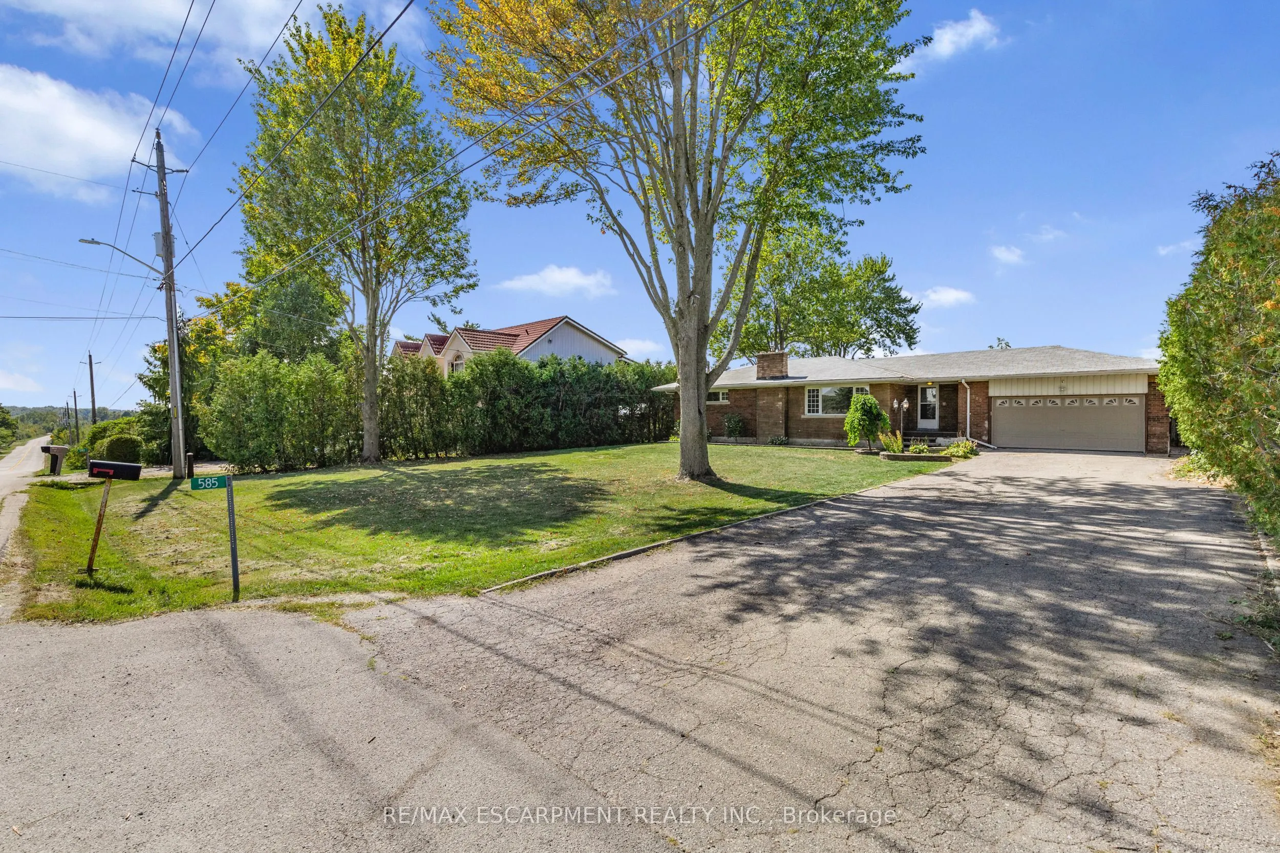 585 Fifth Road E