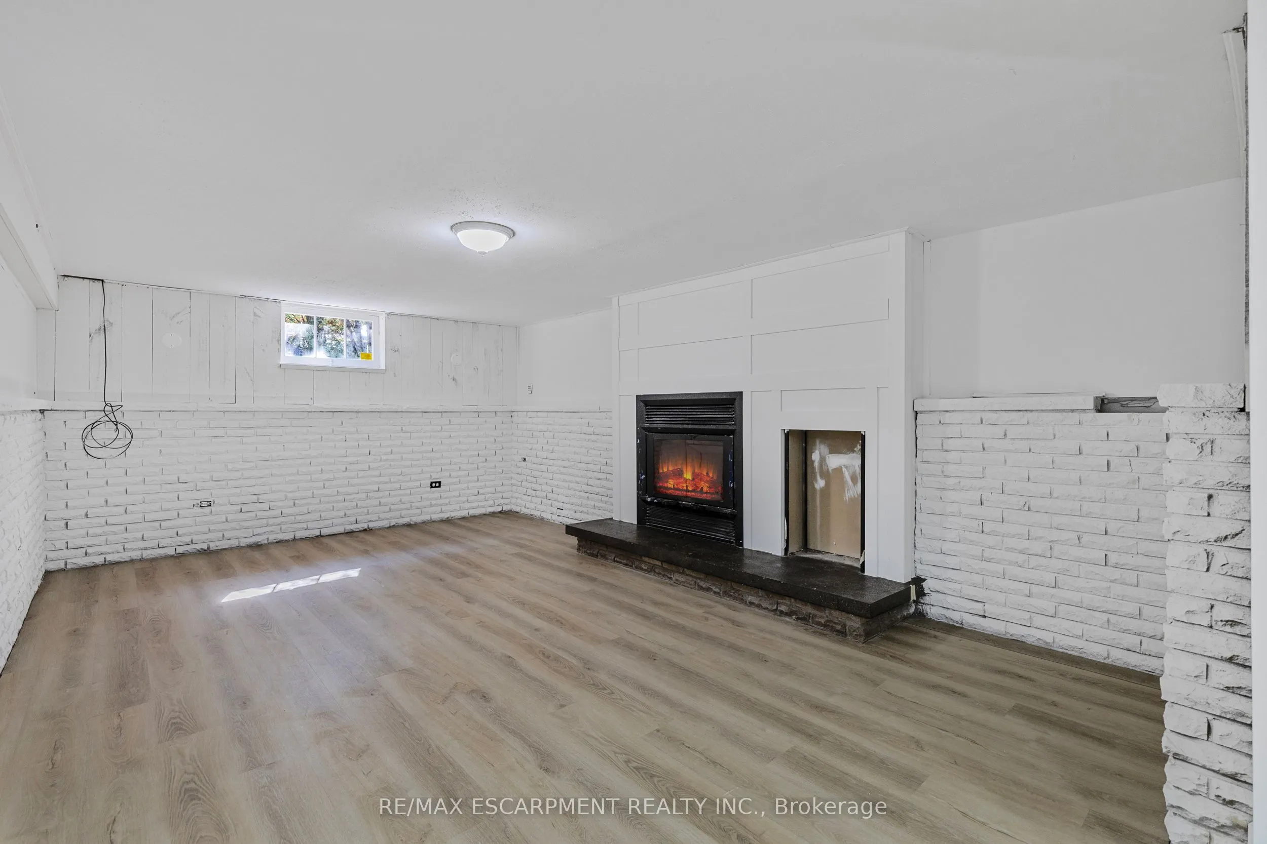 585 Fifth Road E