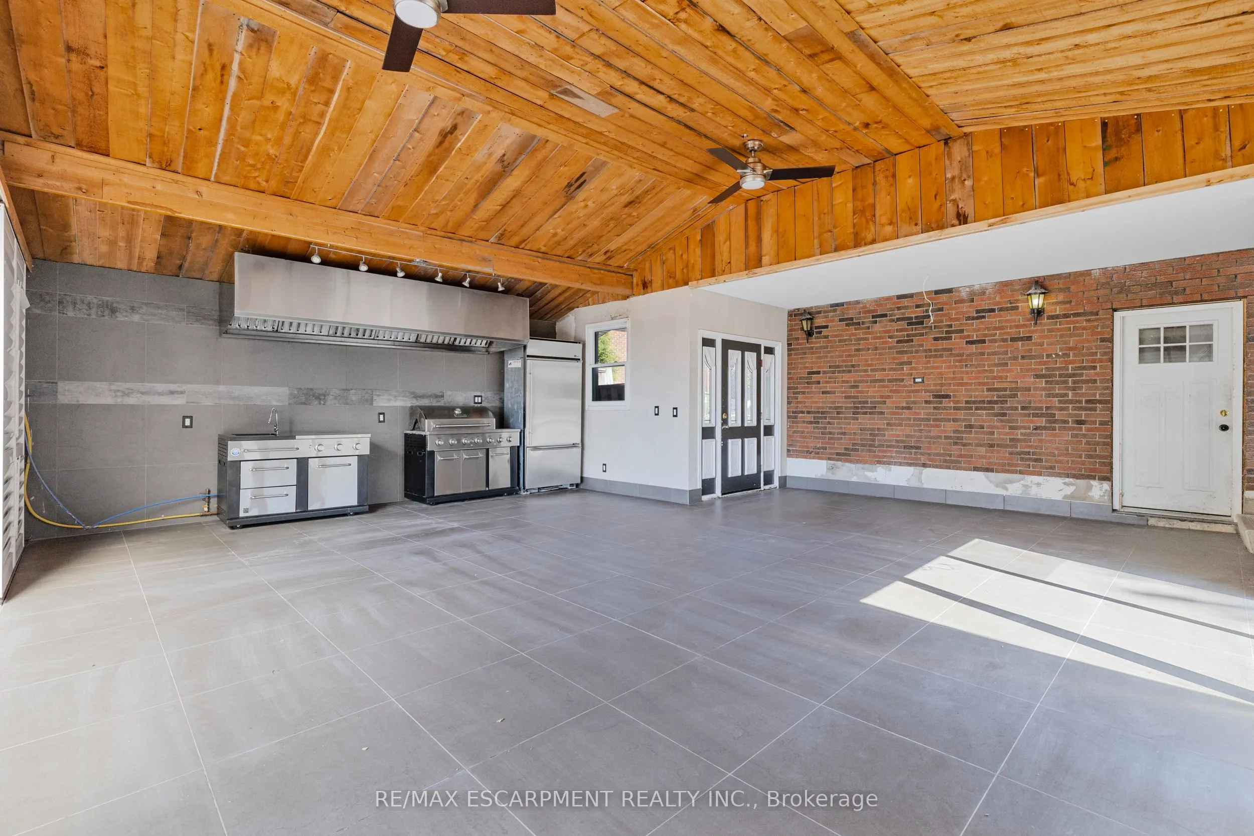 585 Fifth Road E