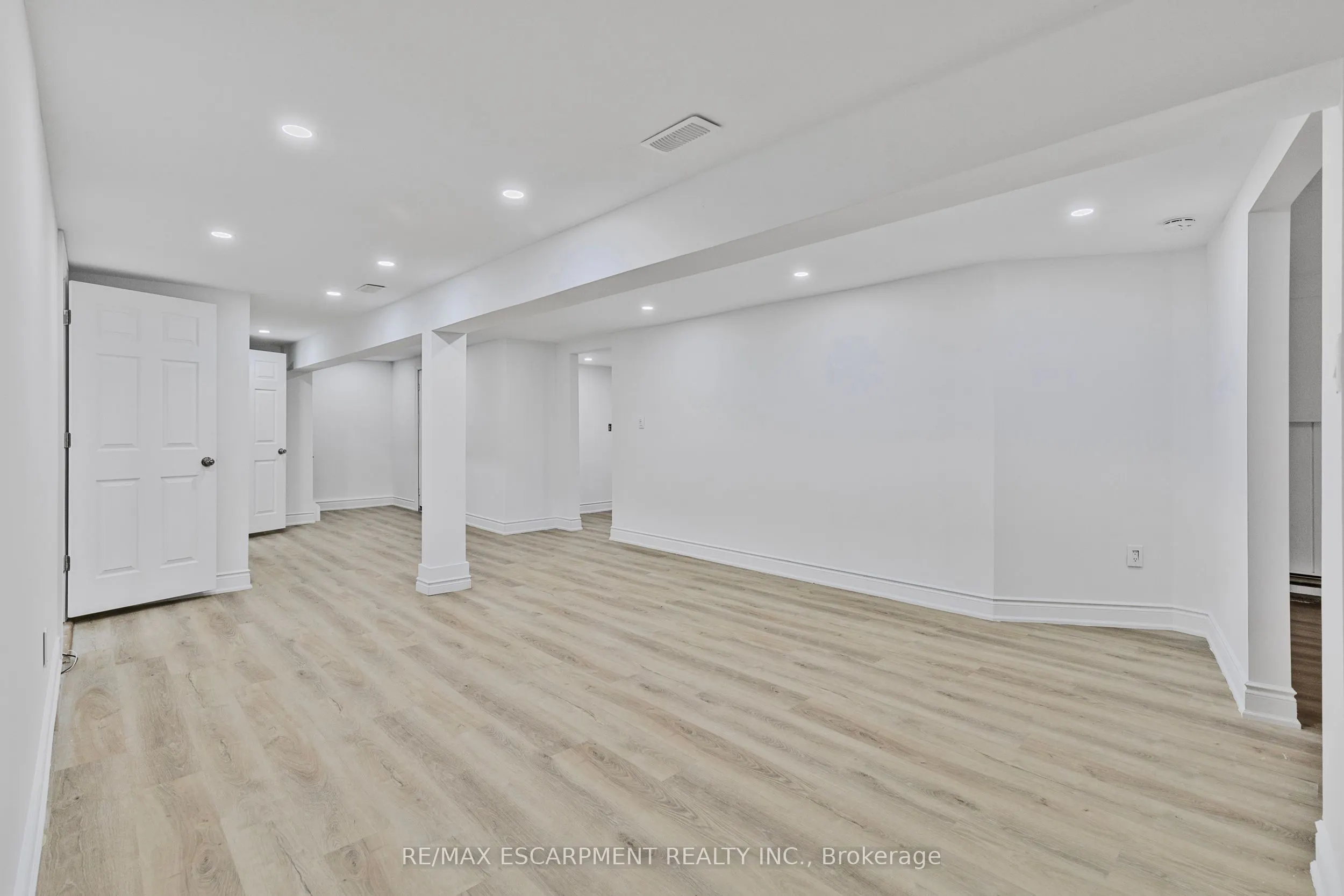 585 Fifth Road E