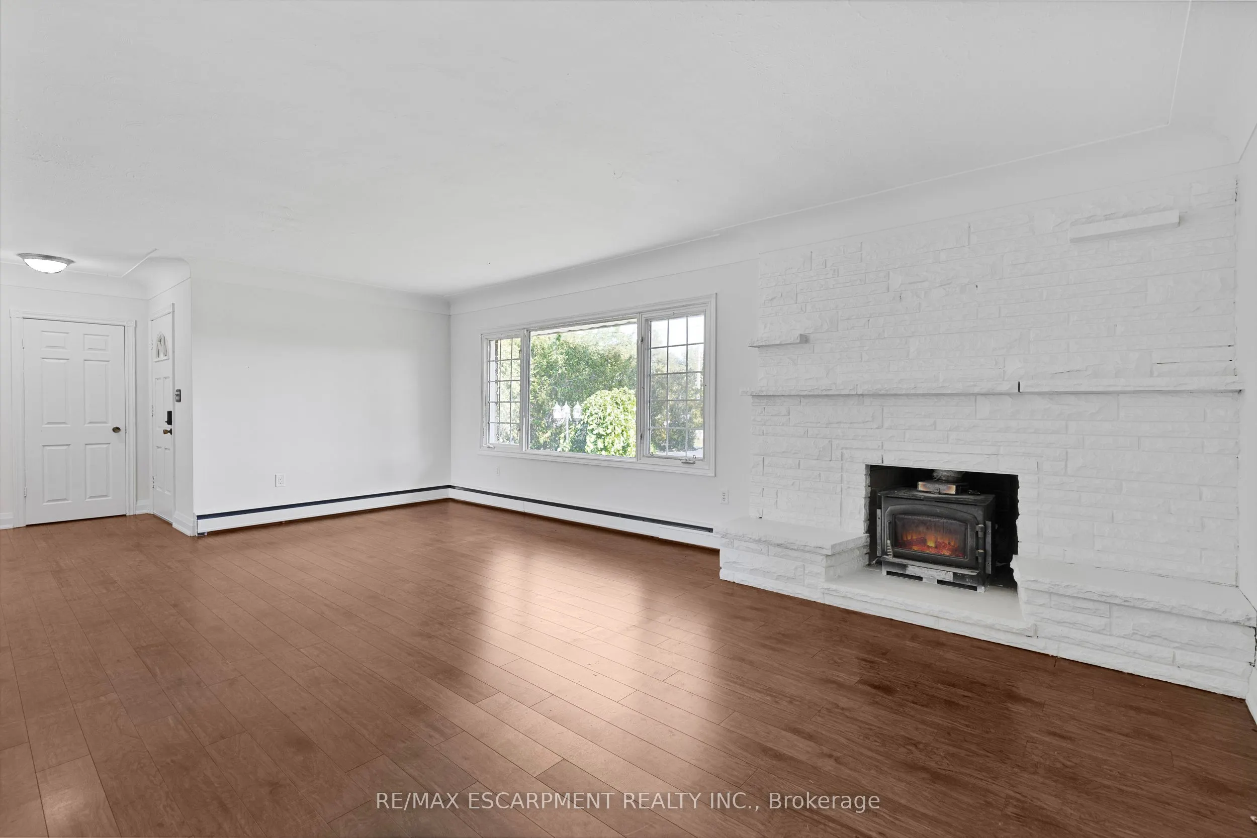 585 Fifth Road E
