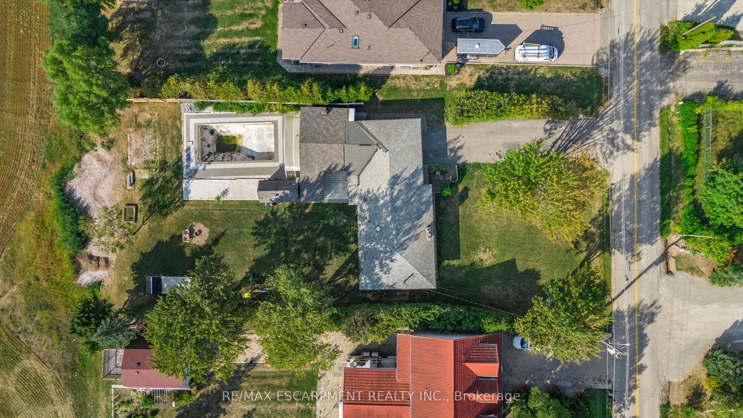 585 Fifth Road E