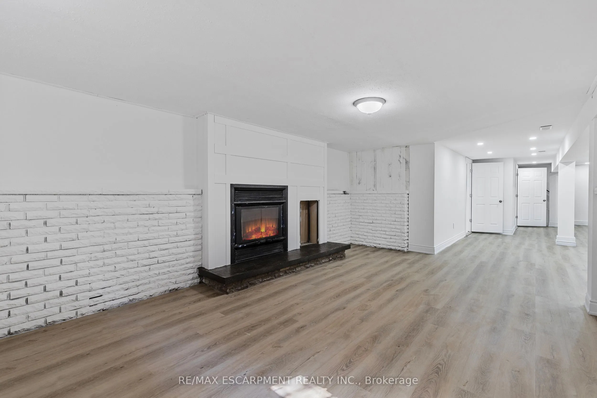 585 Fifth Road E