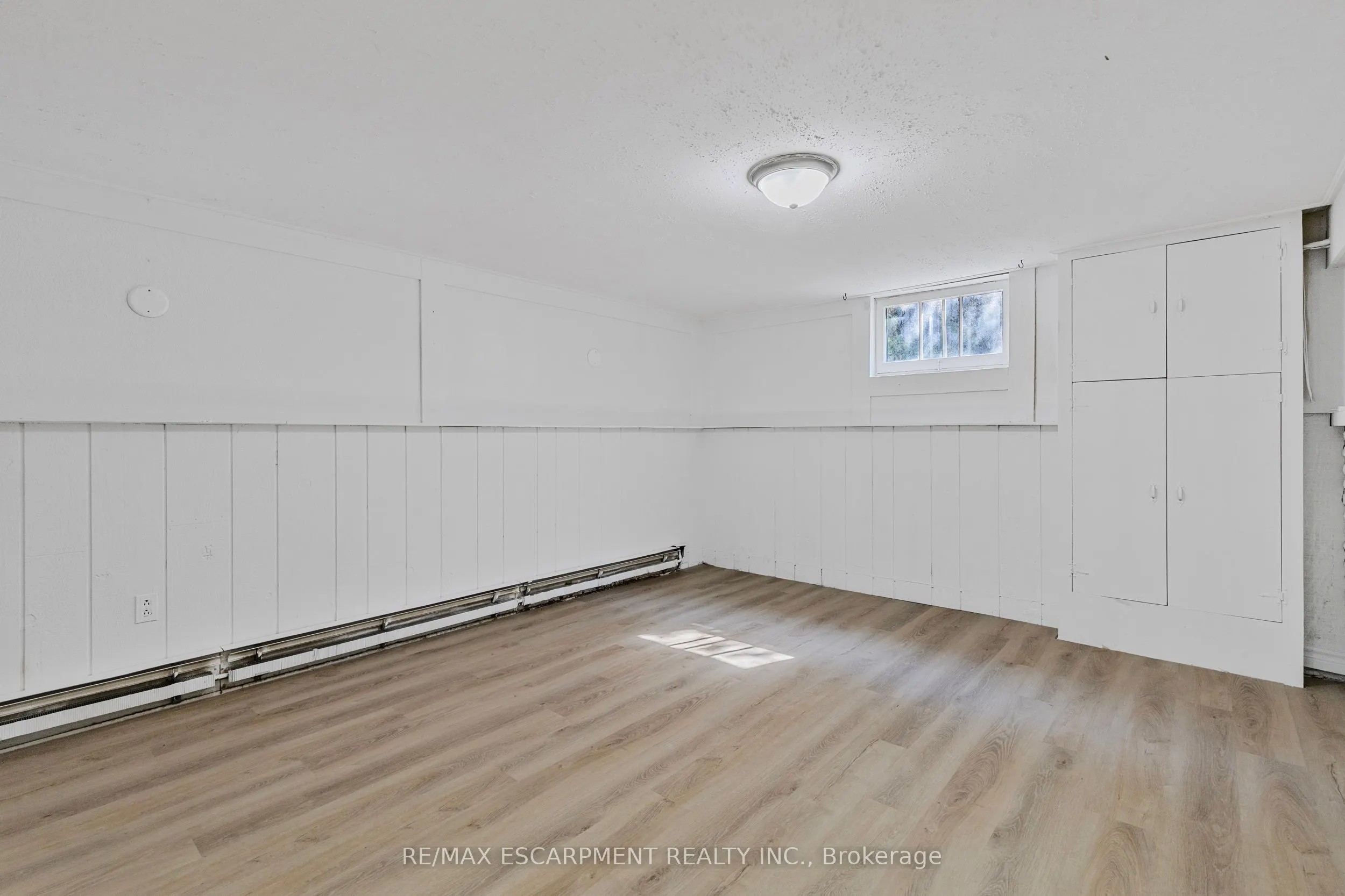 585 Fifth Road E
