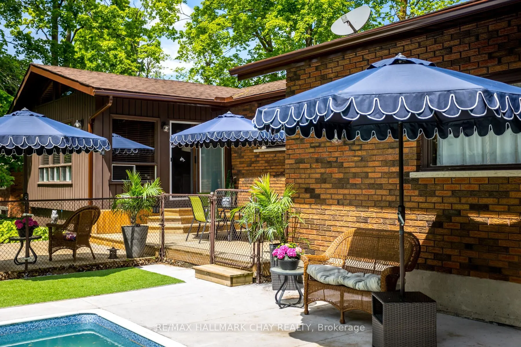 1009 FAIRBAIRN Street