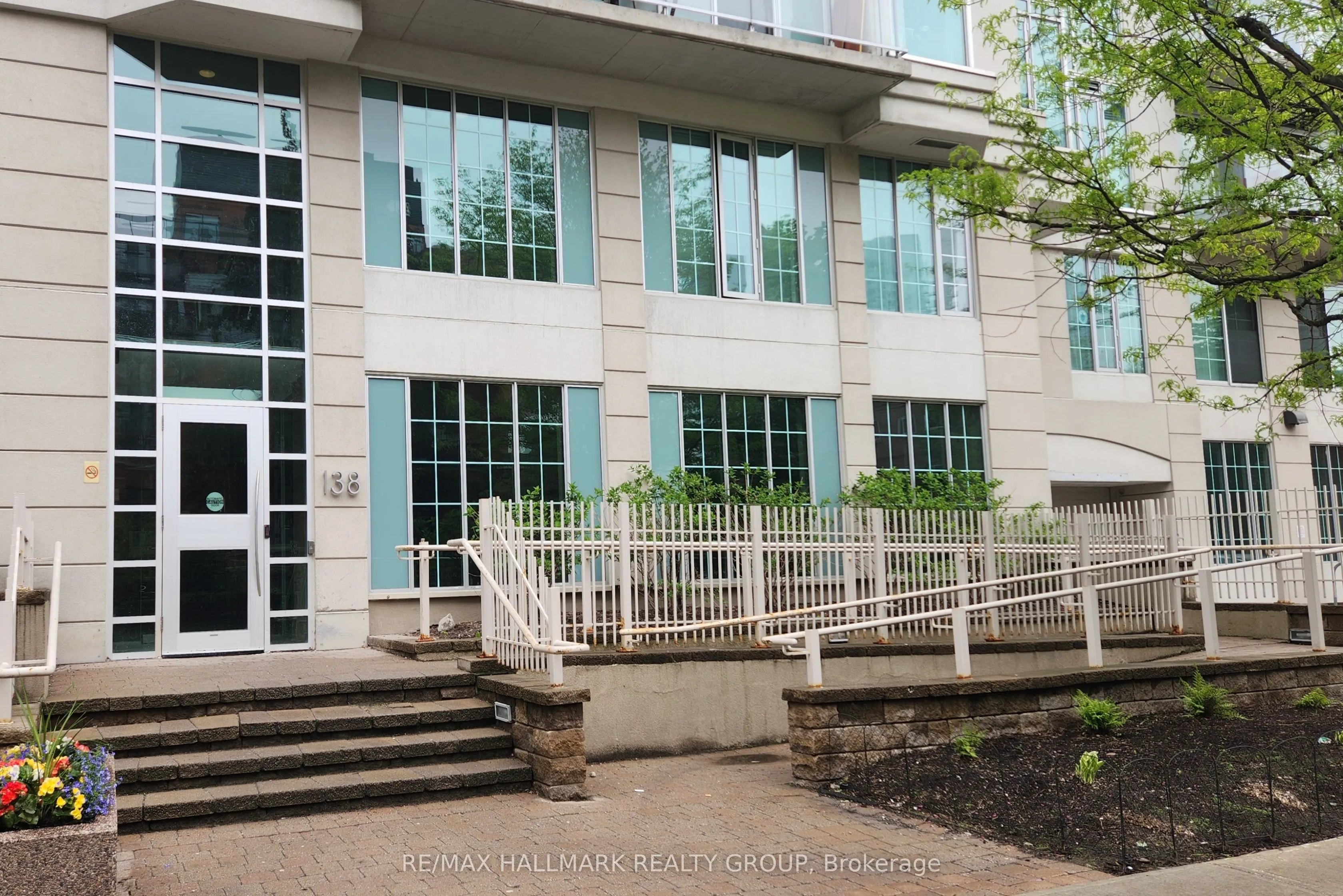 138 Somerset Street W, #209