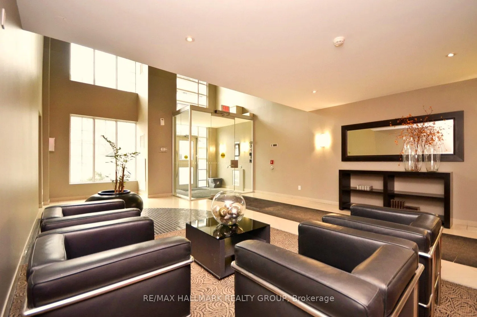 138 Somerset Street W, #209