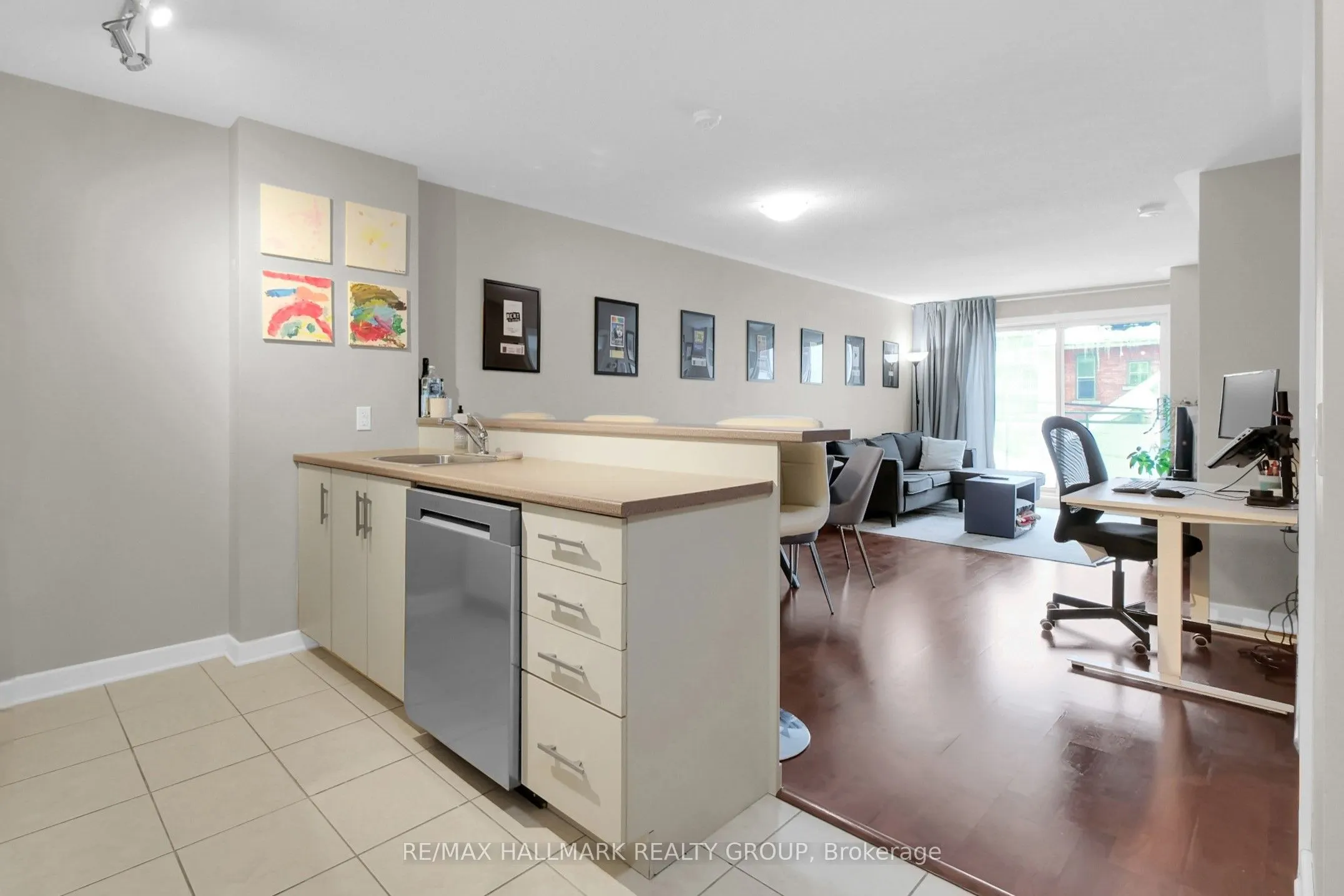 138 Somerset Street W, #209
