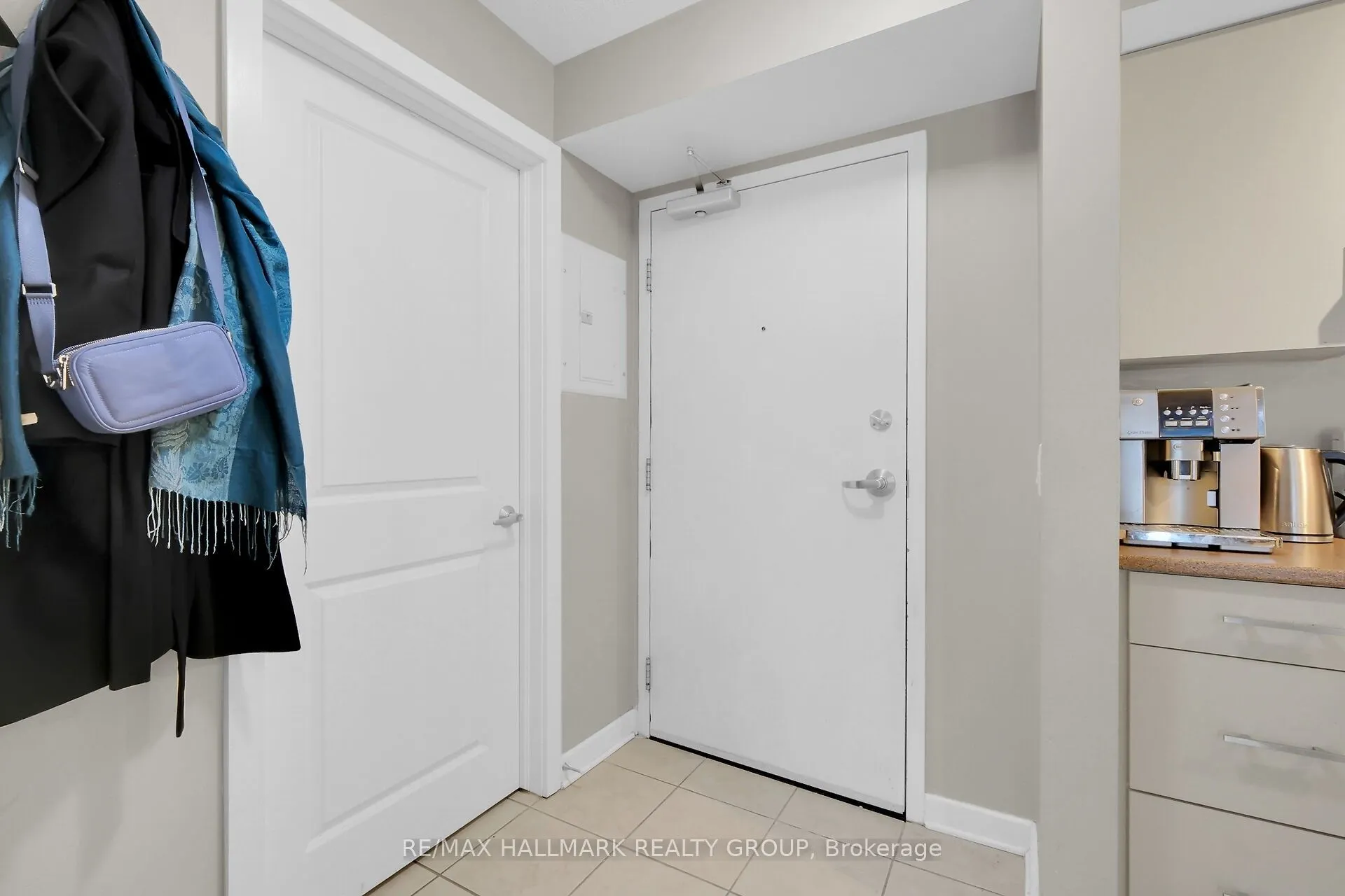 138 Somerset Street W, #209