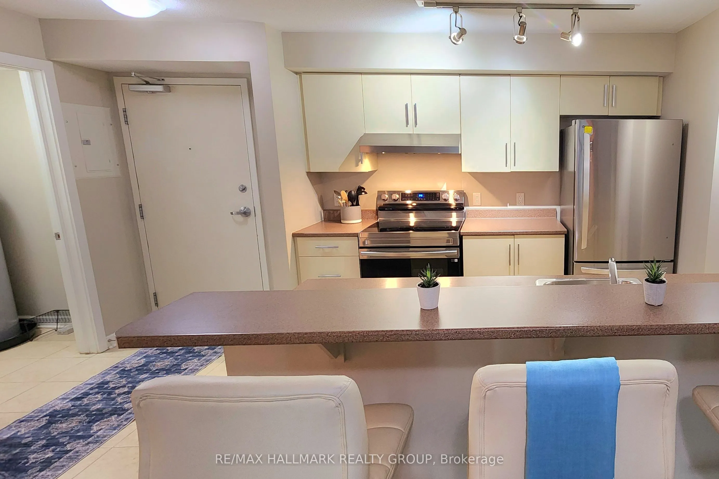 138 Somerset Street W, #209