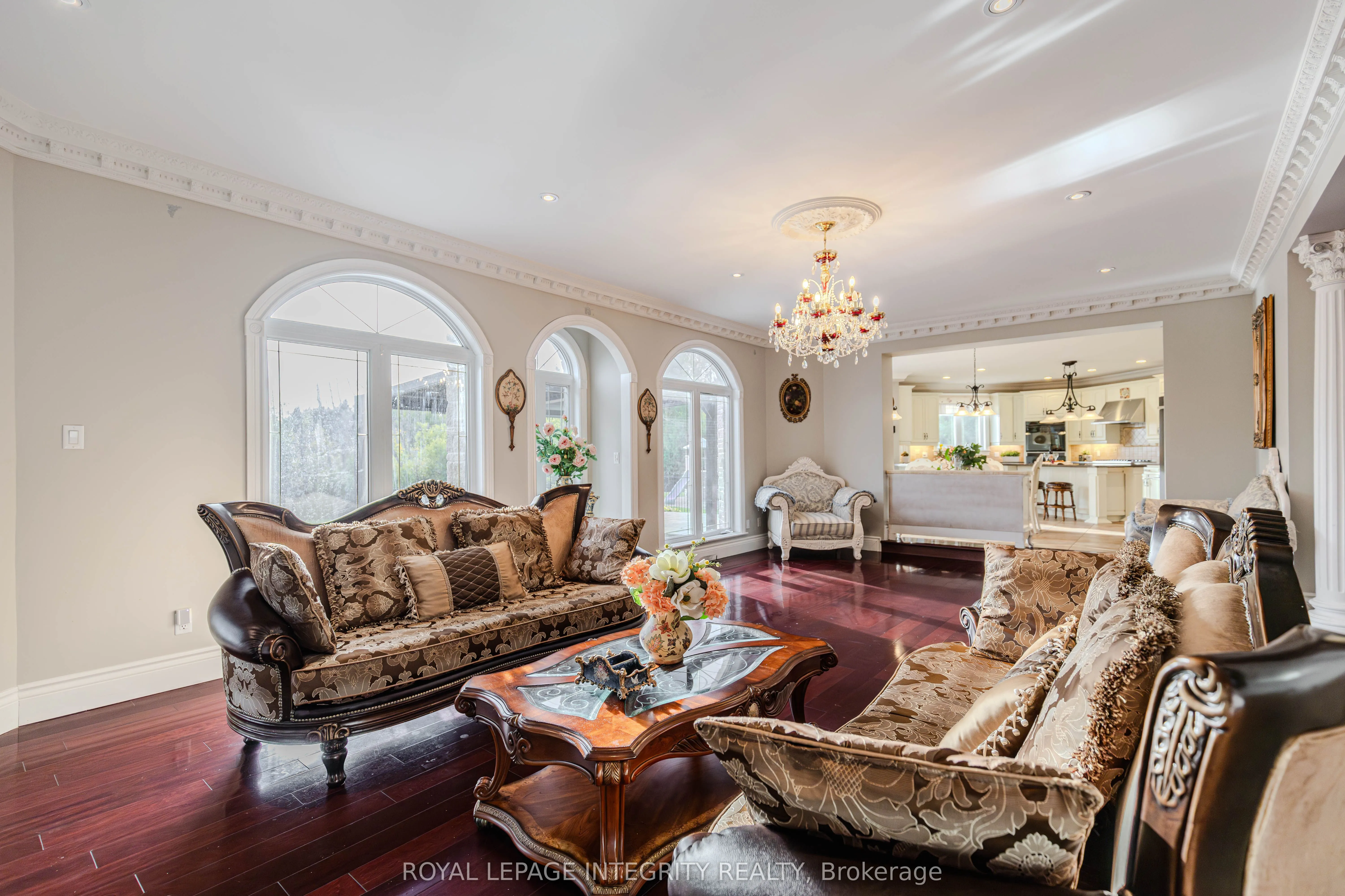 5884 Earlscourt Crescent