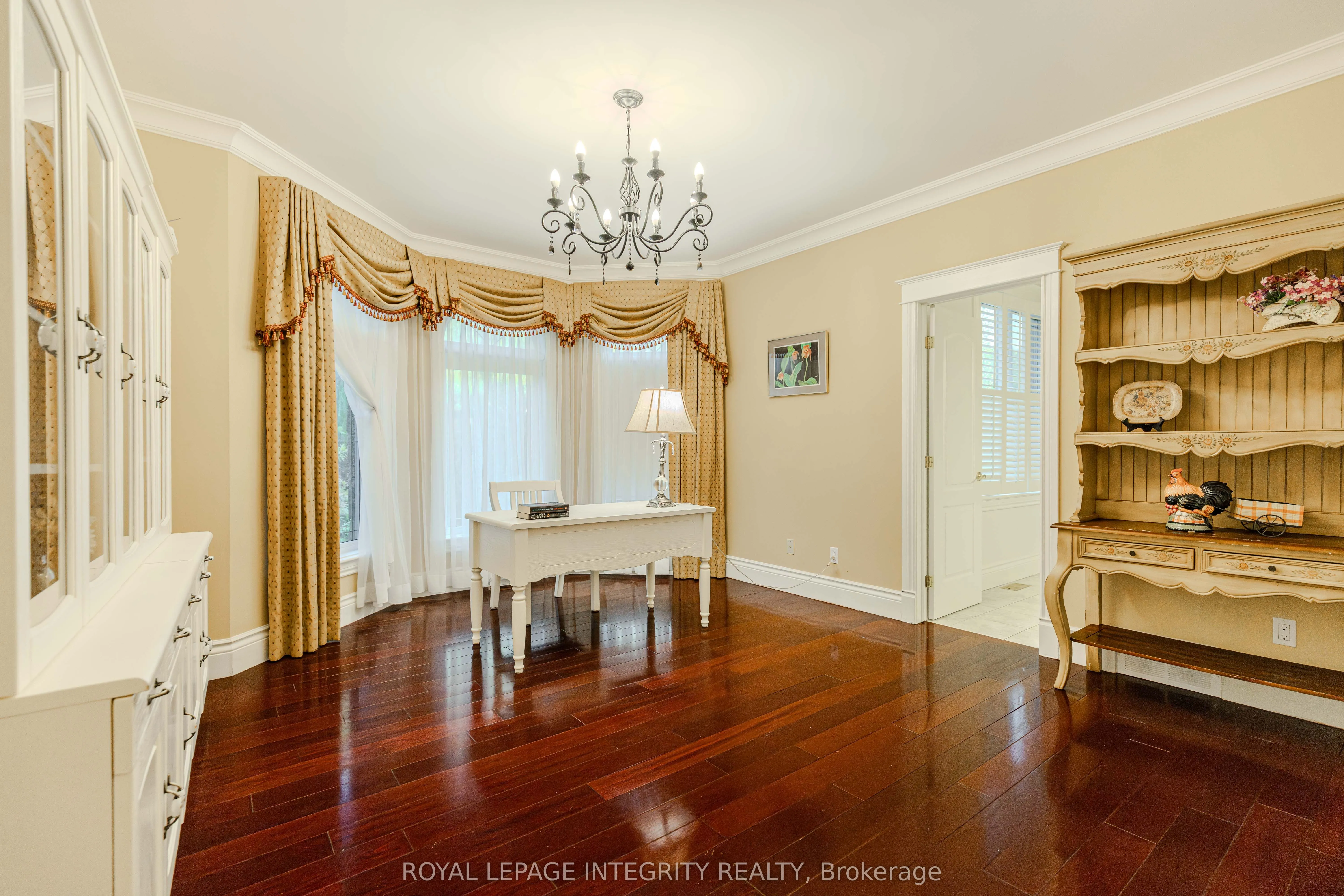 5884 Earlscourt Crescent