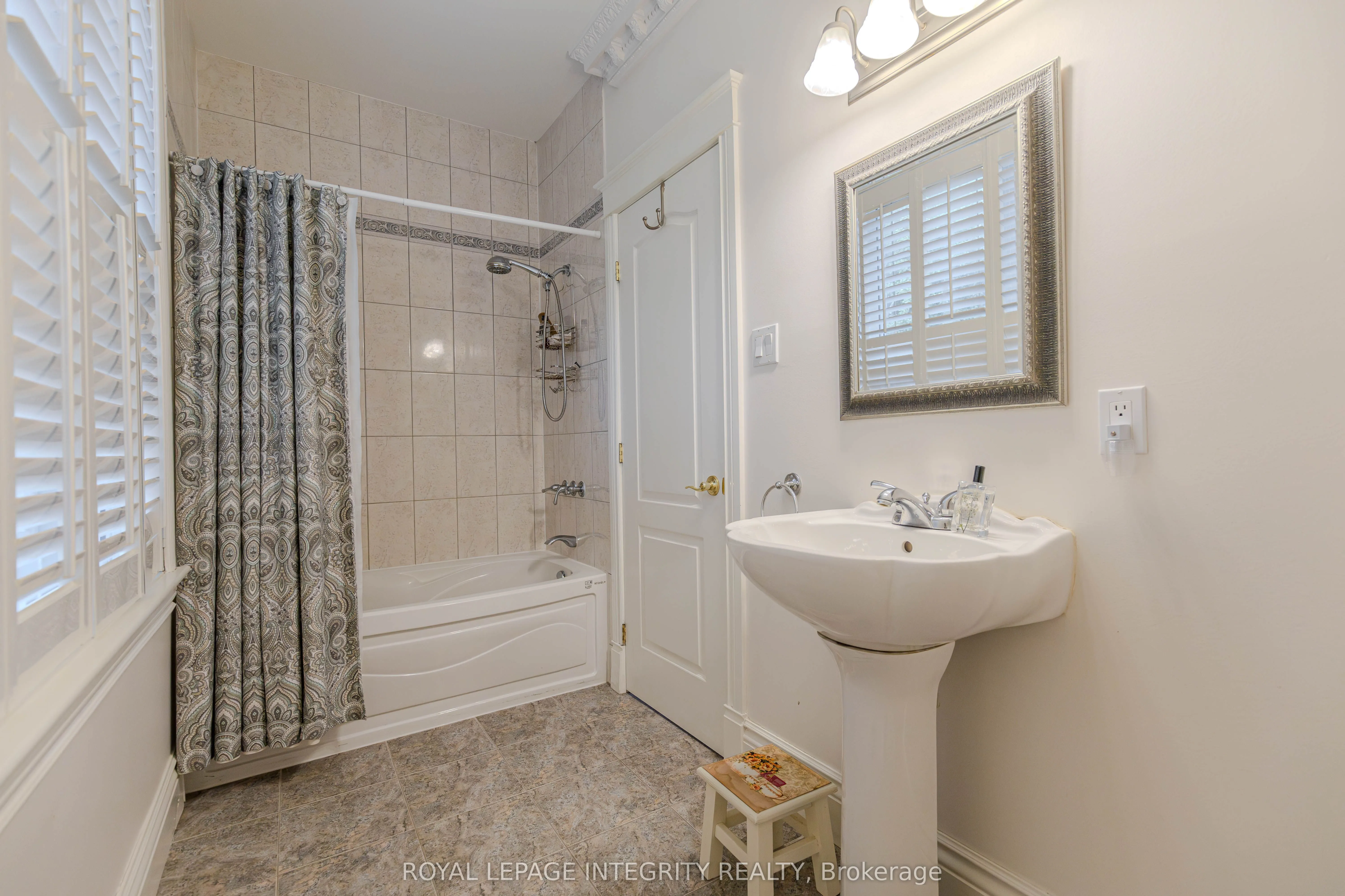 5884 Earlscourt Crescent
