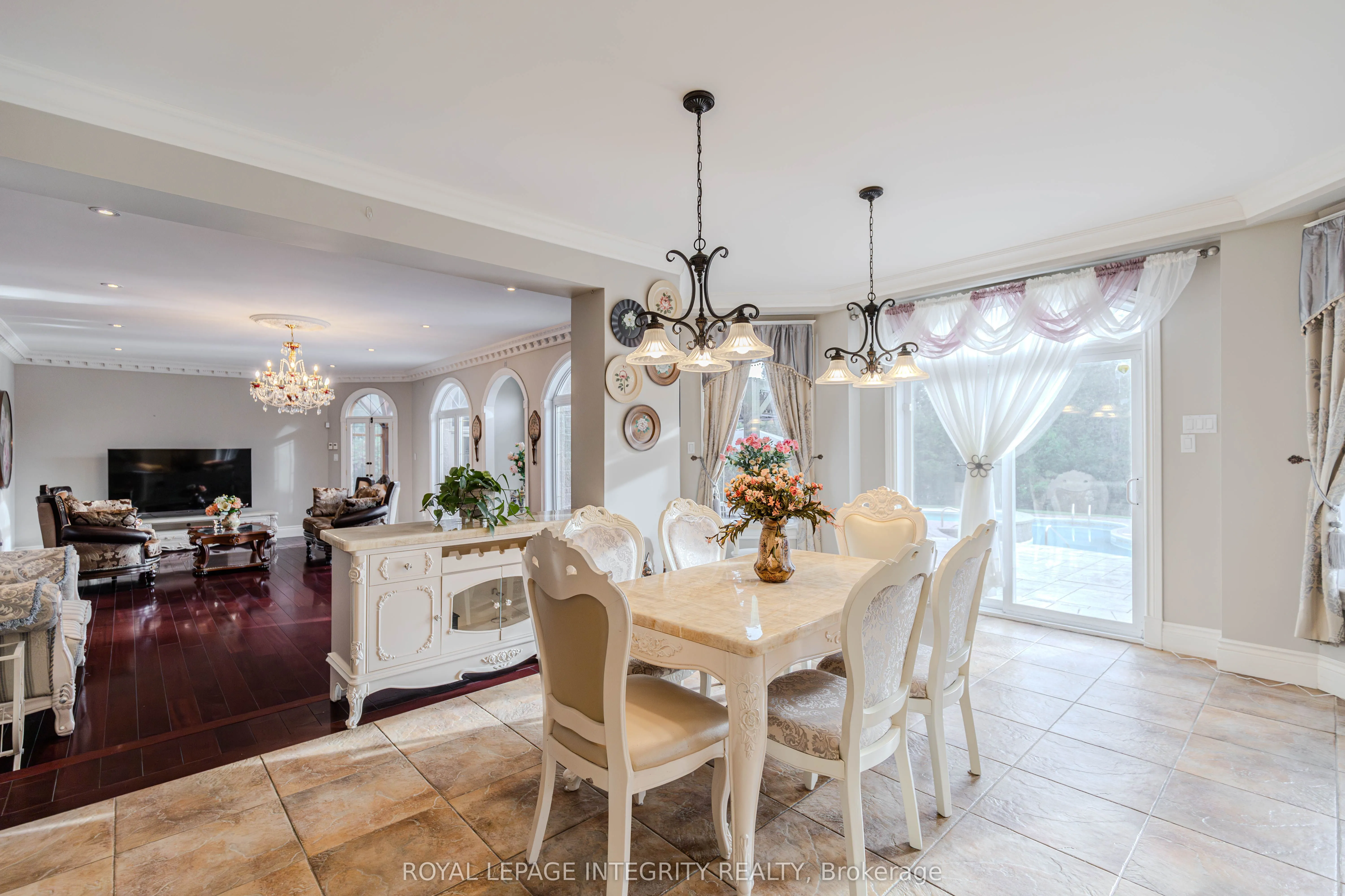 5884 Earlscourt Crescent
