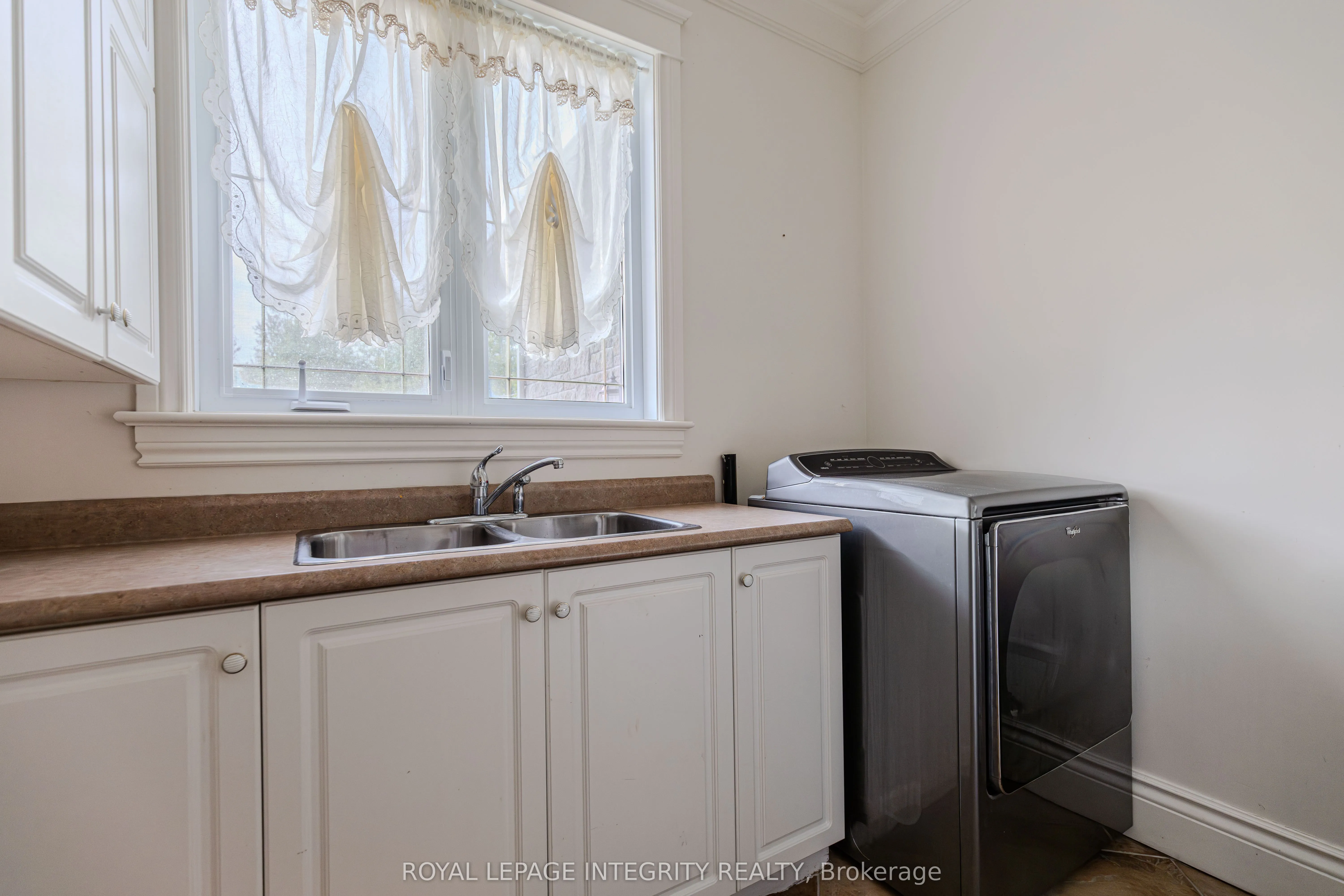 5884 Earlscourt Crescent