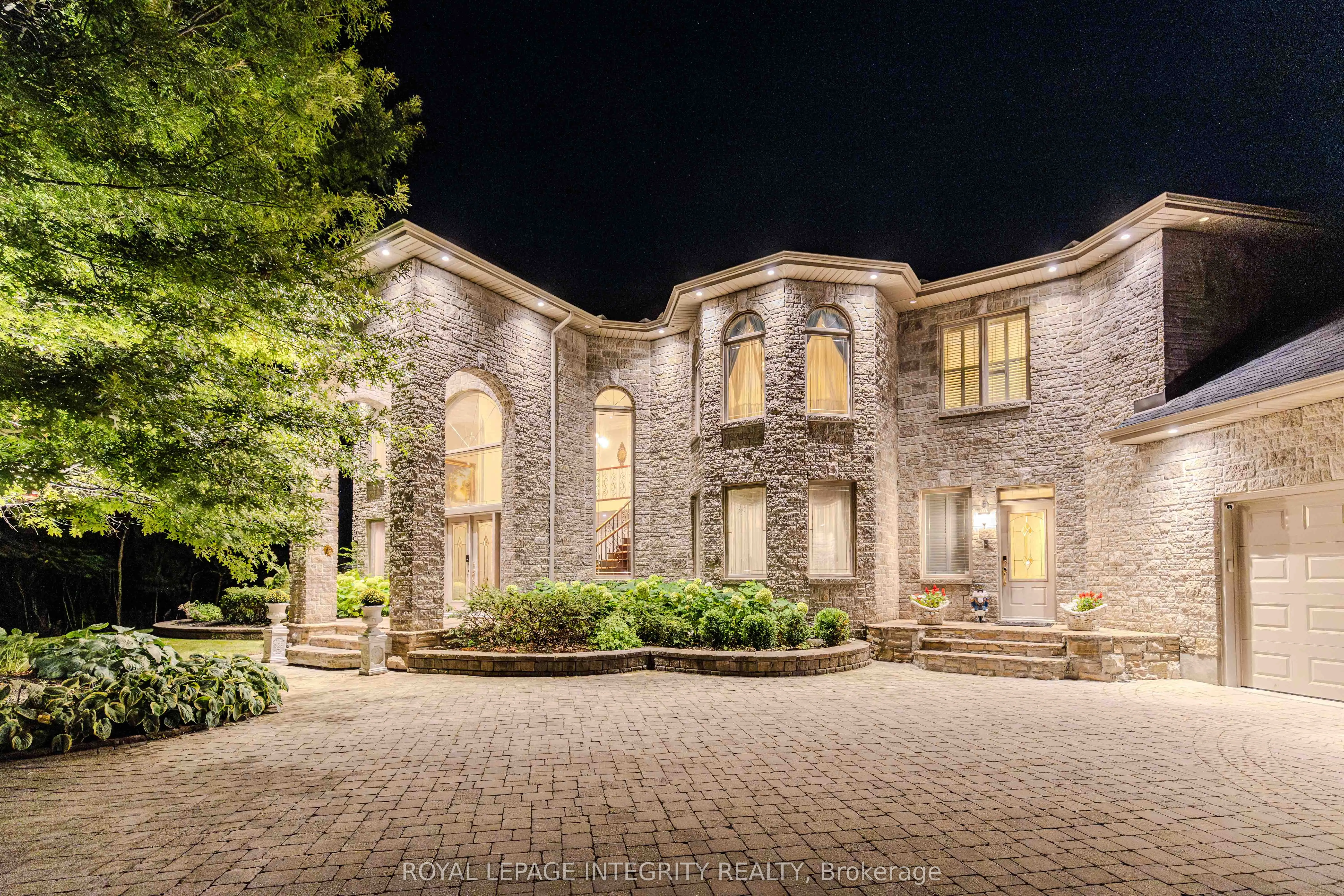 5884 Earlscourt Crescent