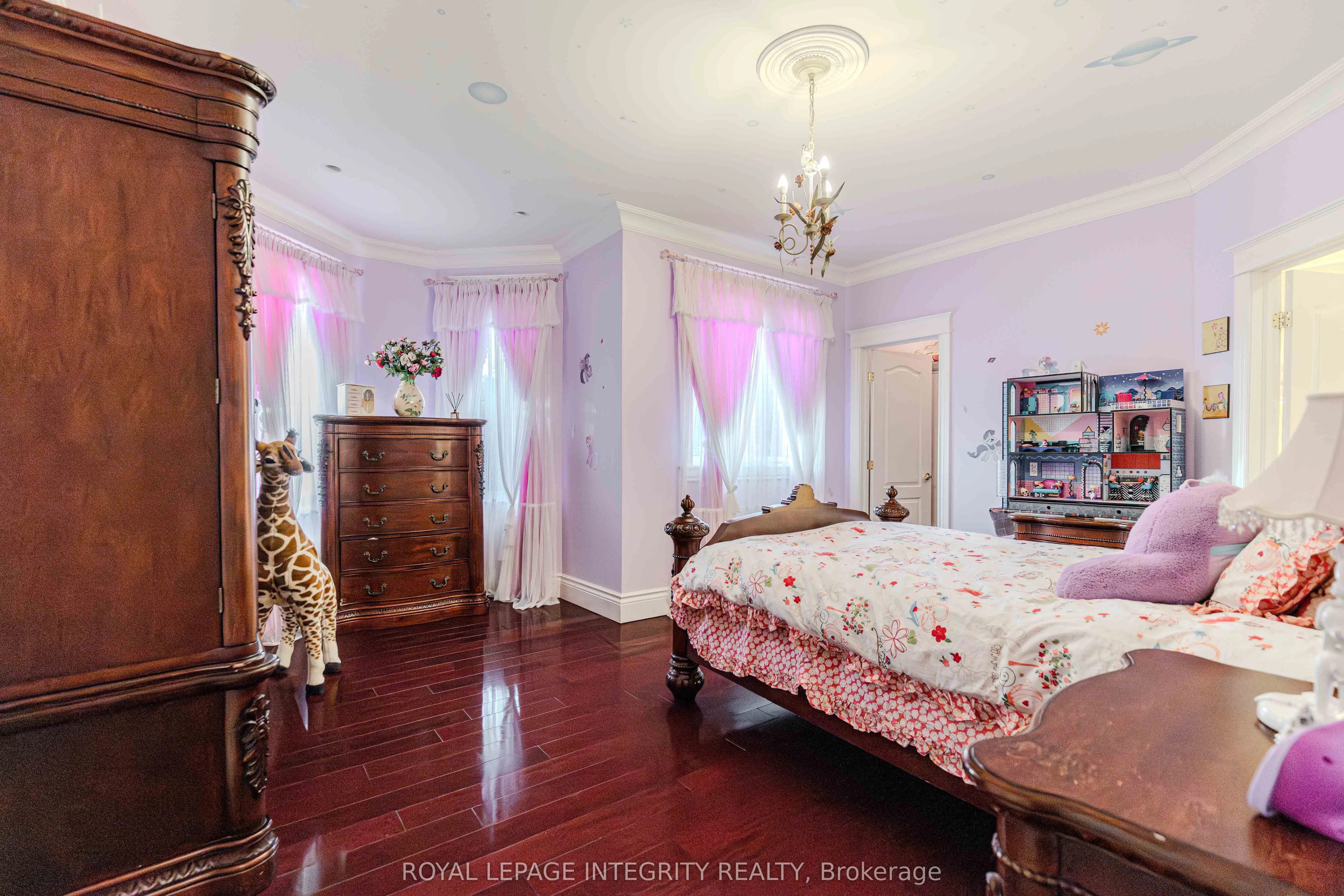 5884 Earlscourt Crescent