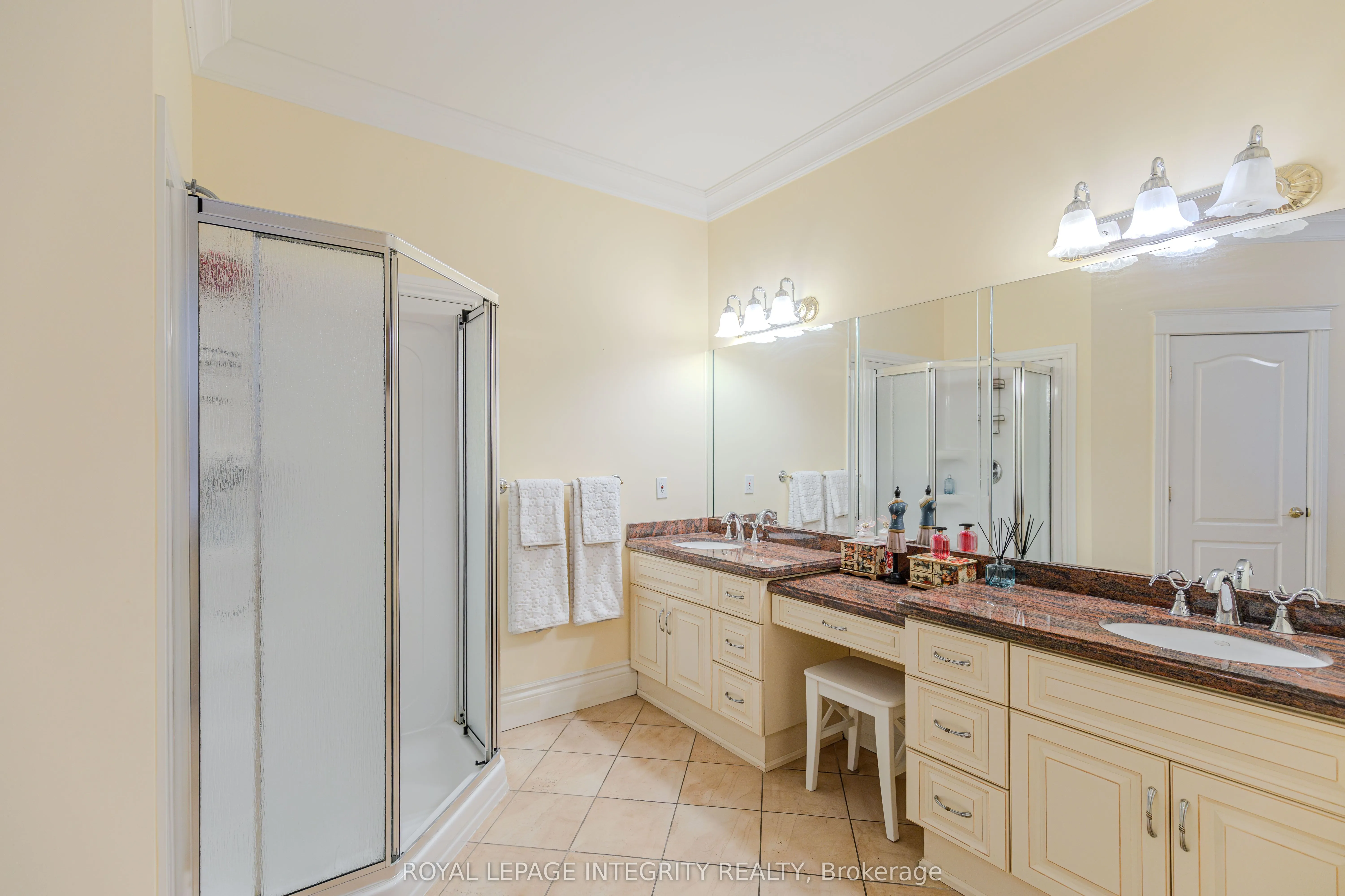 5884 Earlscourt Crescent