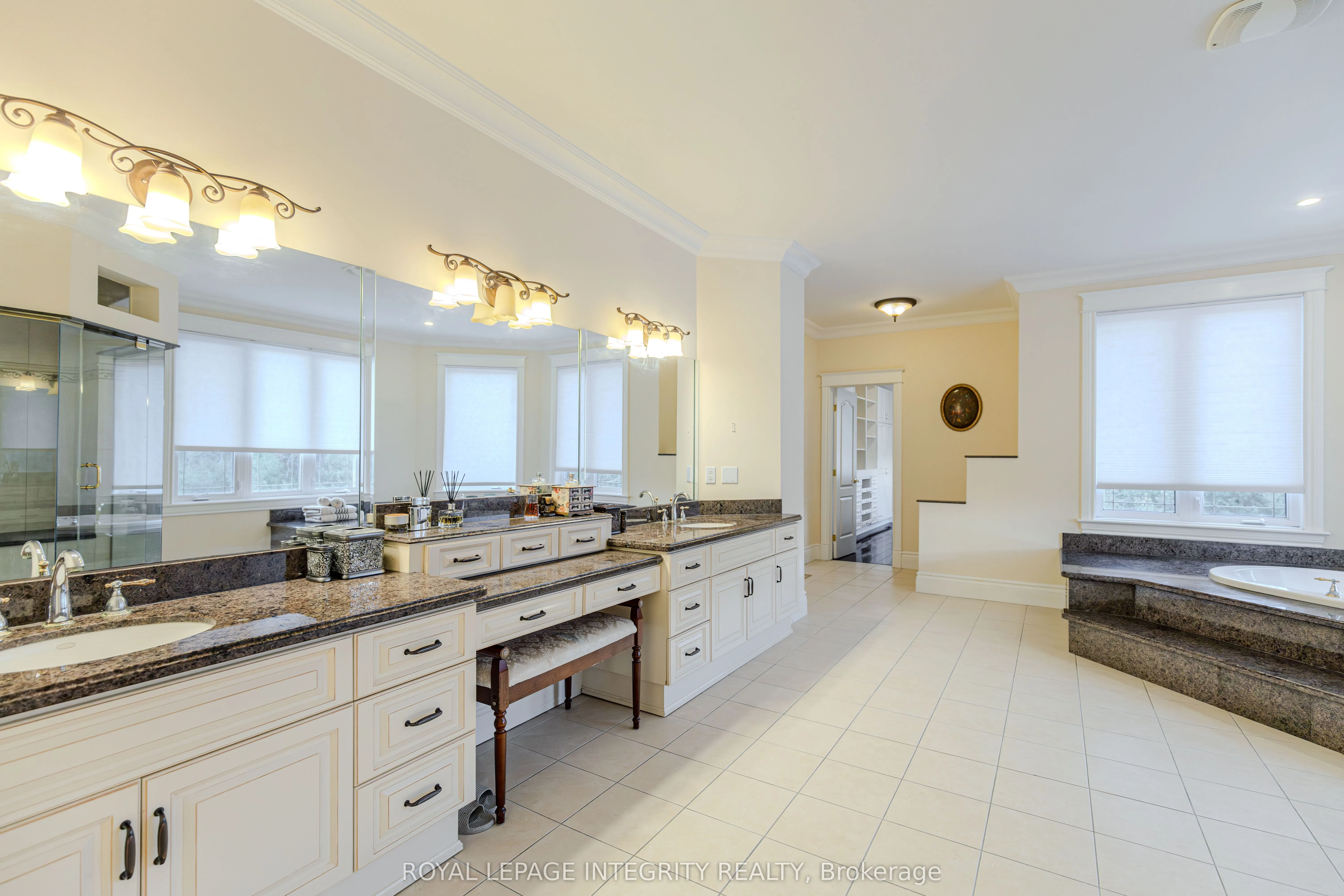 5884 Earlscourt Crescent