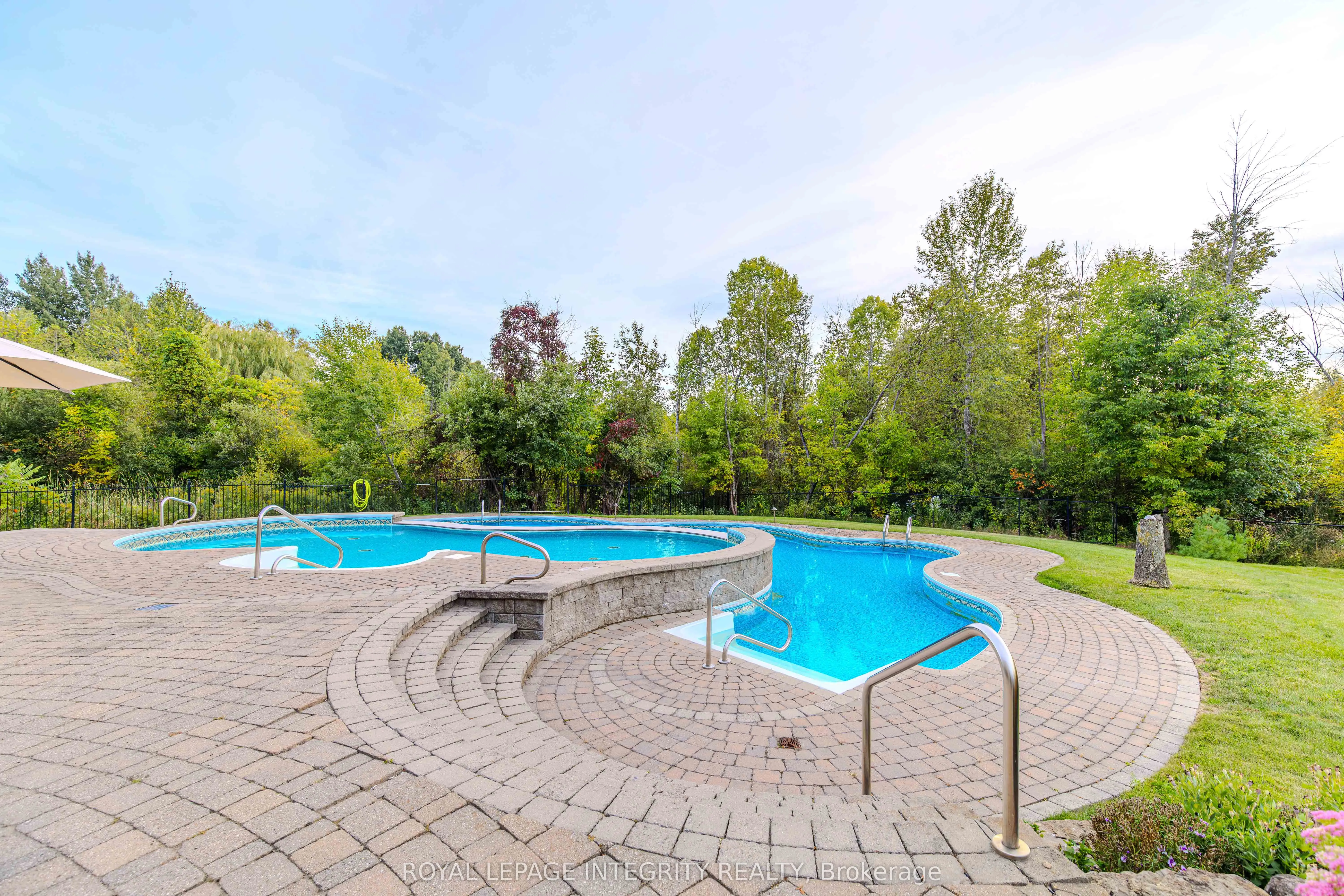 5884 Earlscourt Crescent