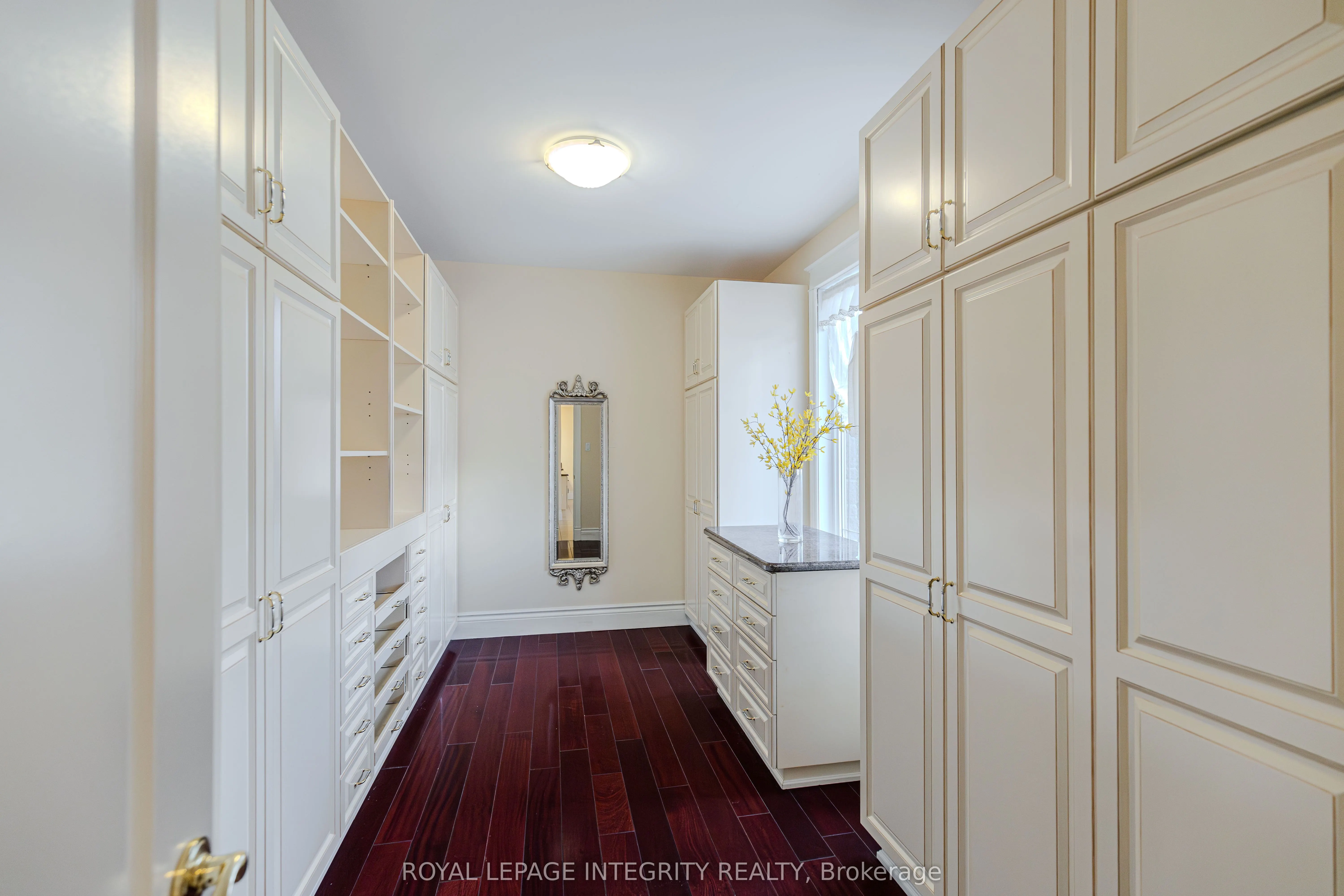 5884 Earlscourt Crescent