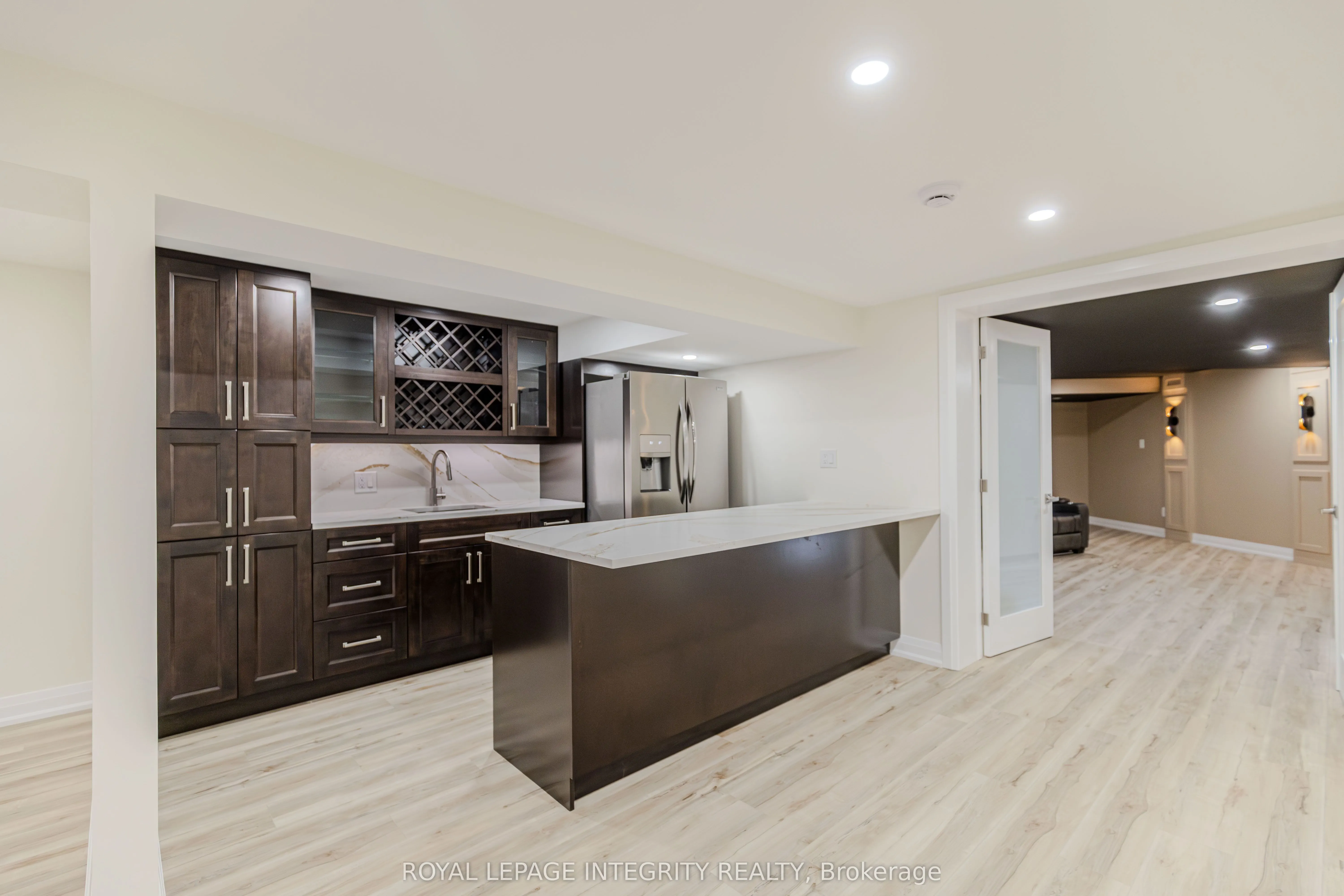 5884 Earlscourt Crescent