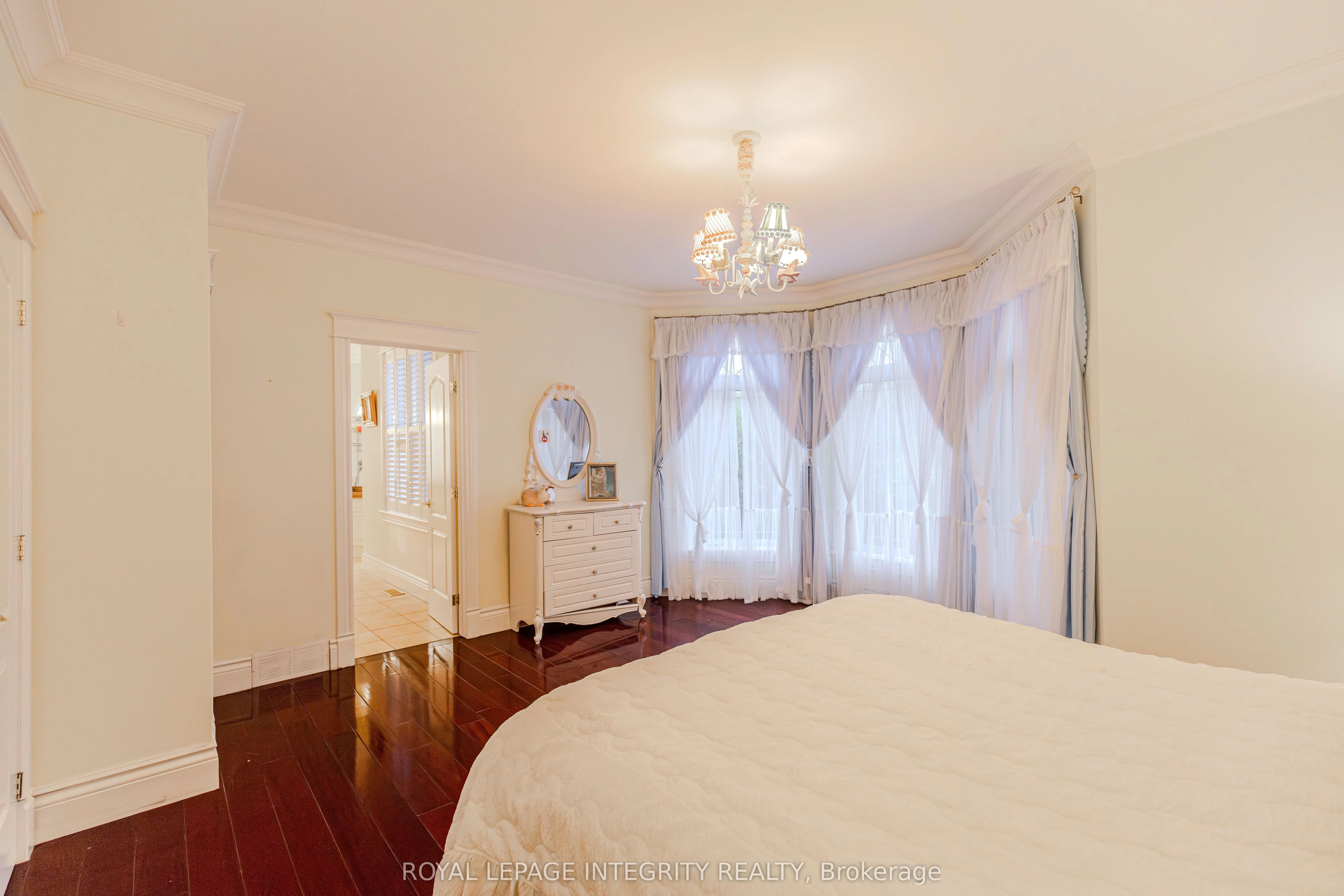 5884 Earlscourt Crescent
