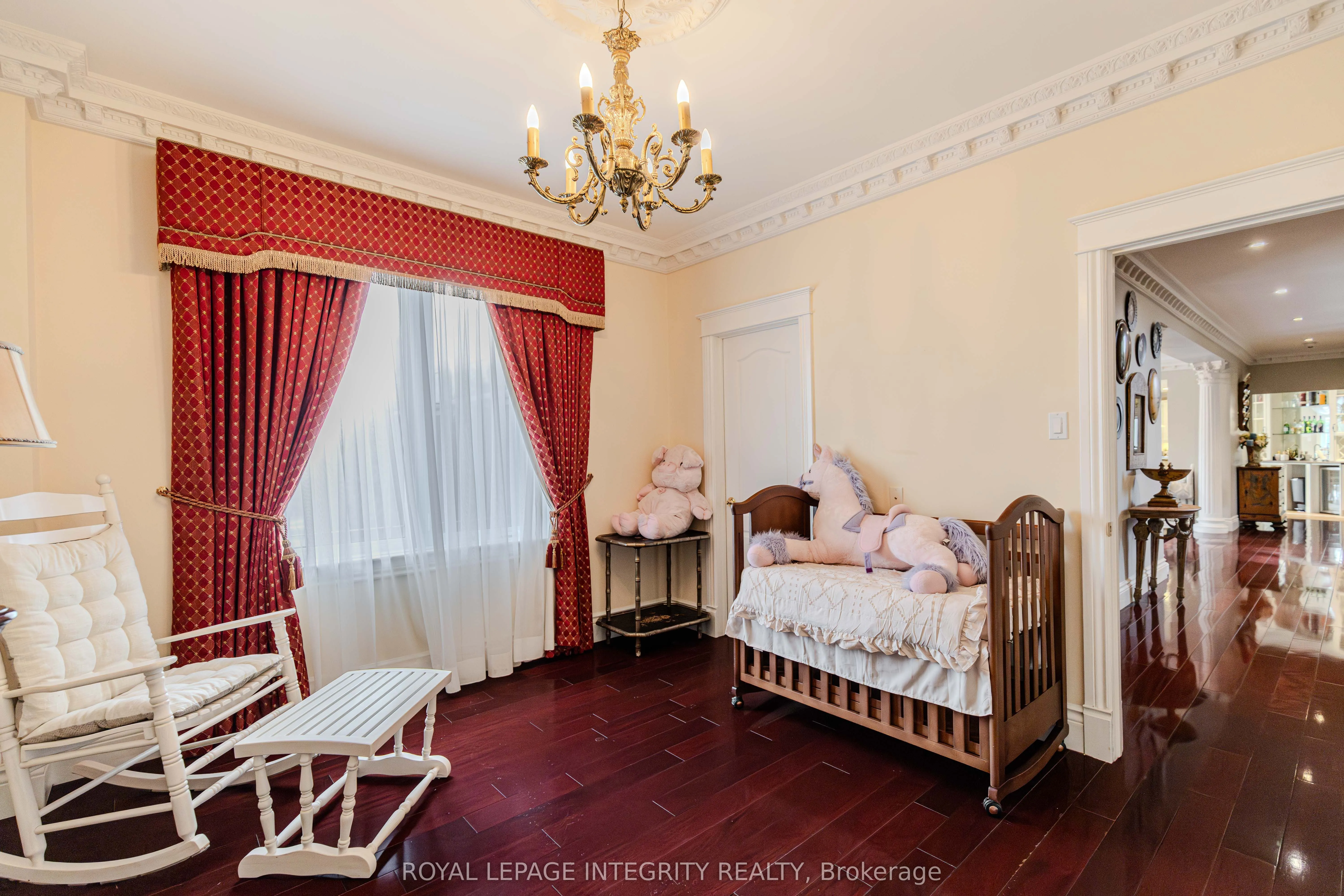 5884 Earlscourt Crescent