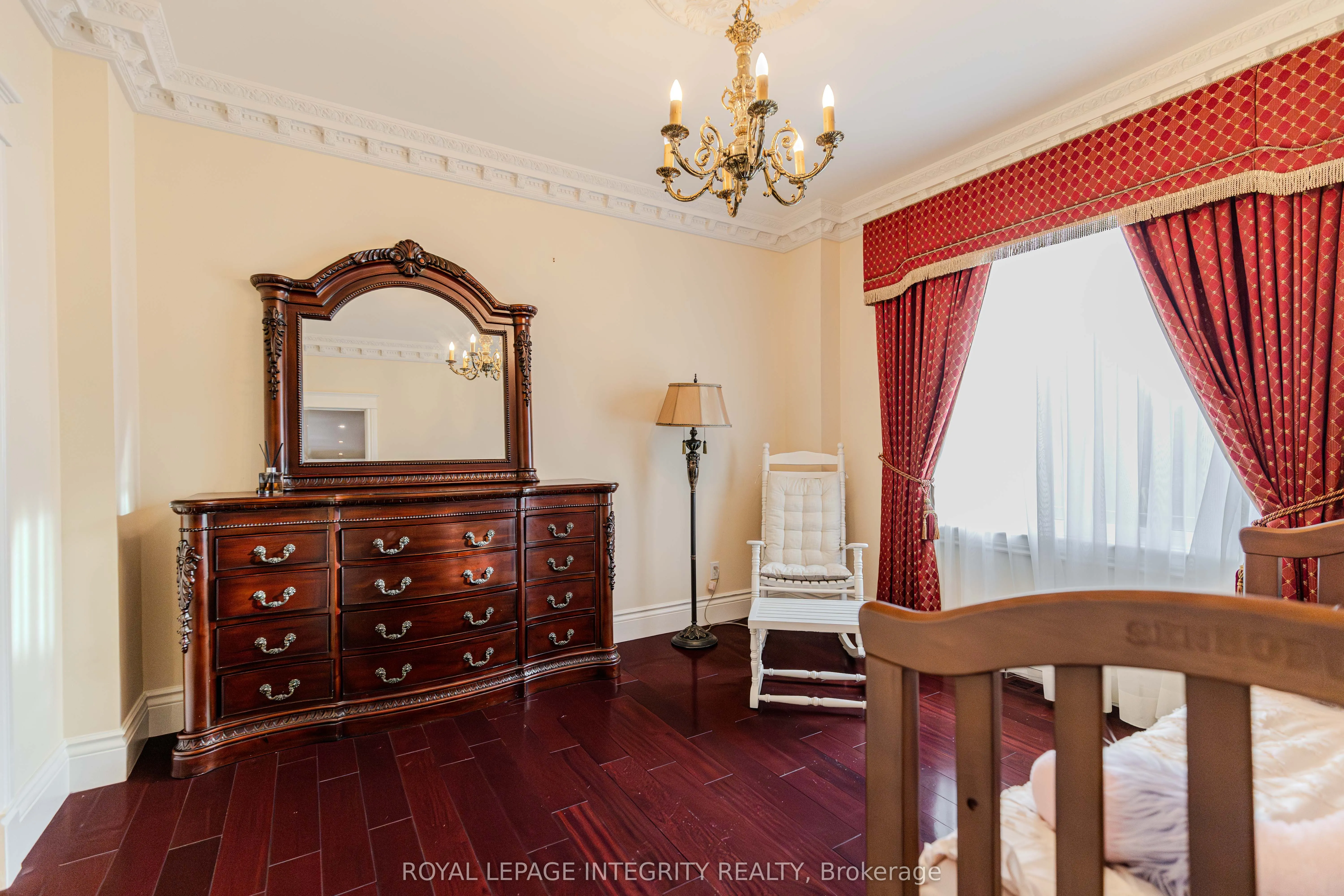 5884 Earlscourt Crescent
