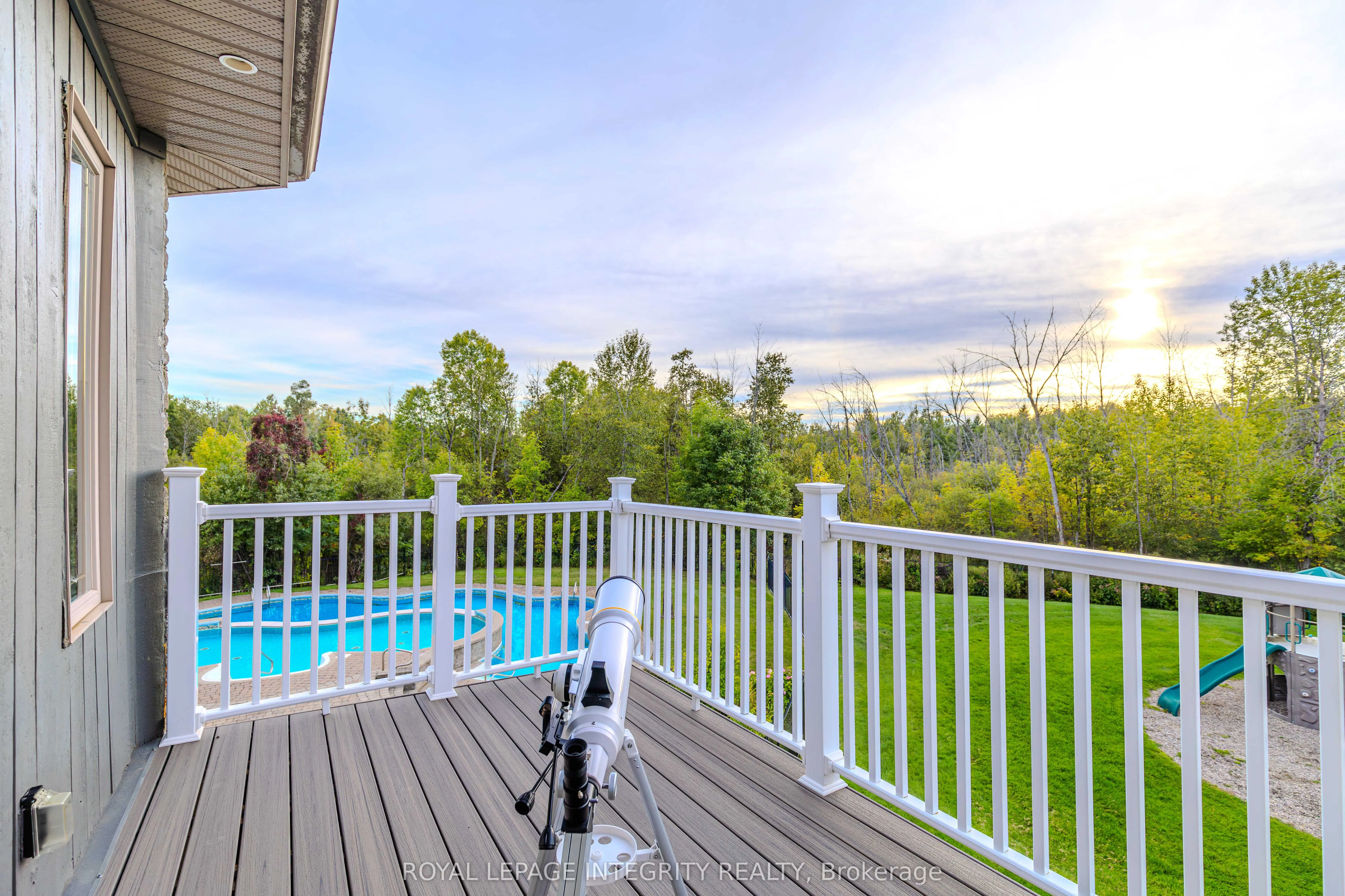 5884 Earlscourt Crescent