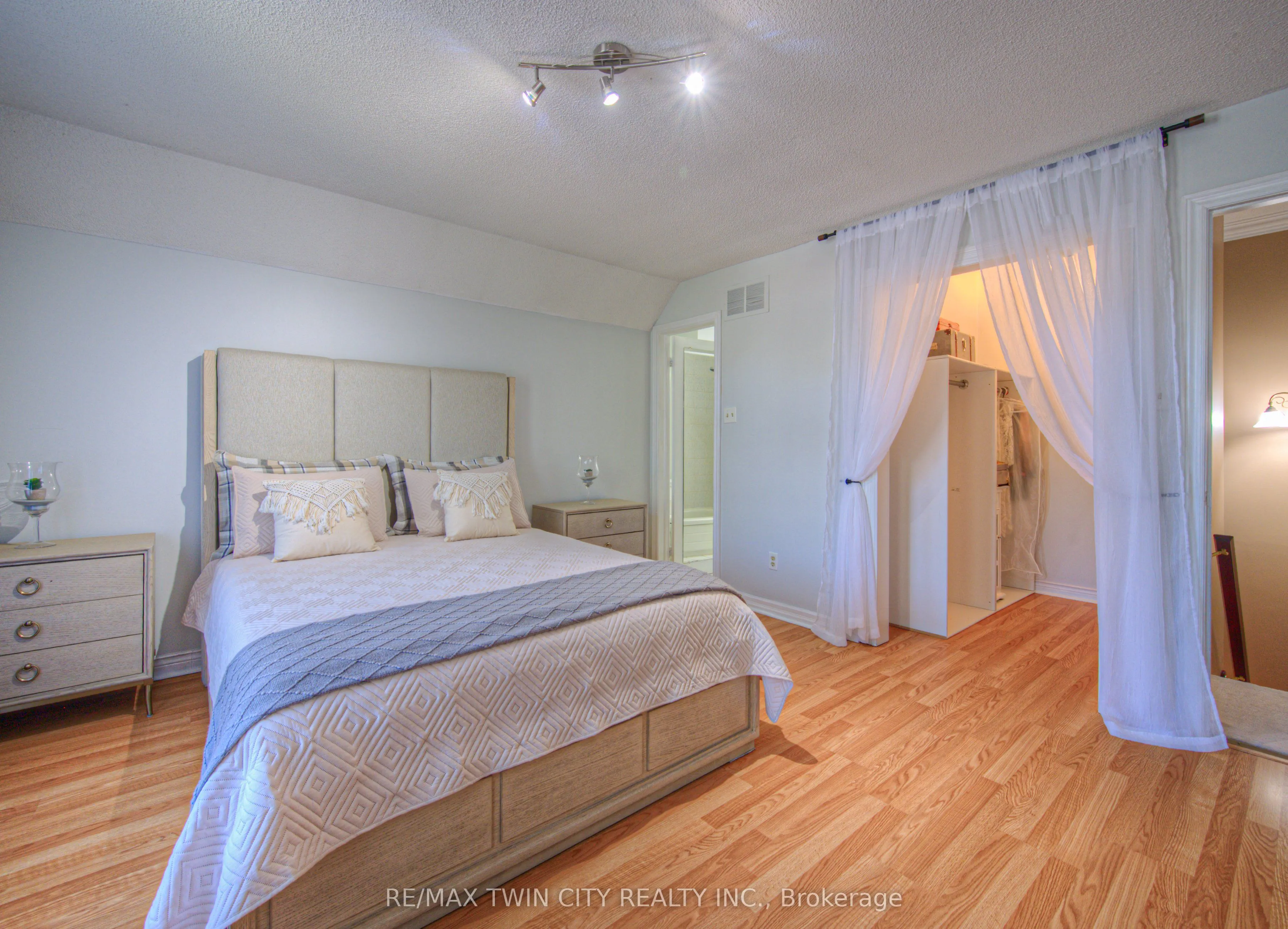 6 Osprey Court