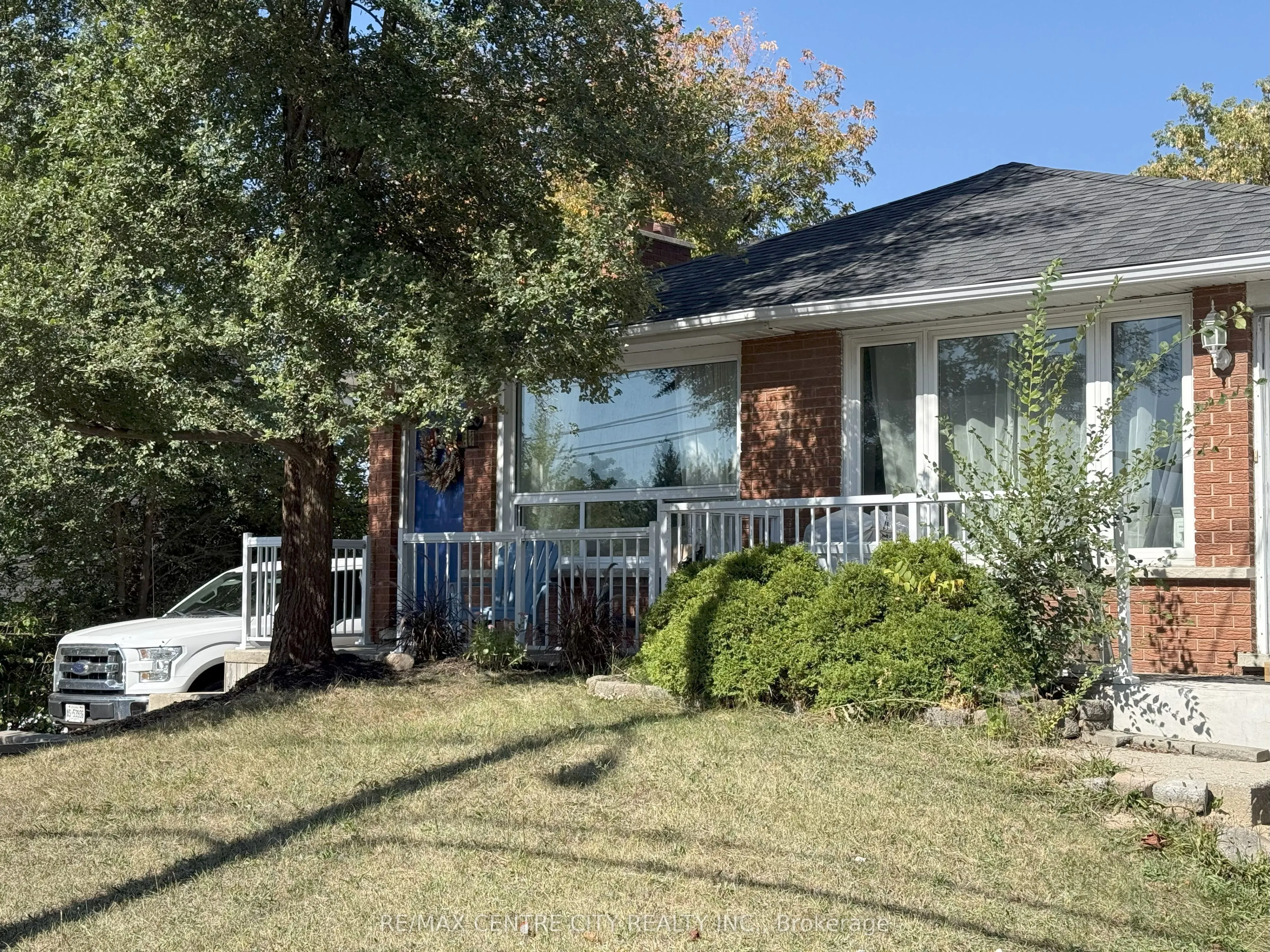 222 Fairway Road N