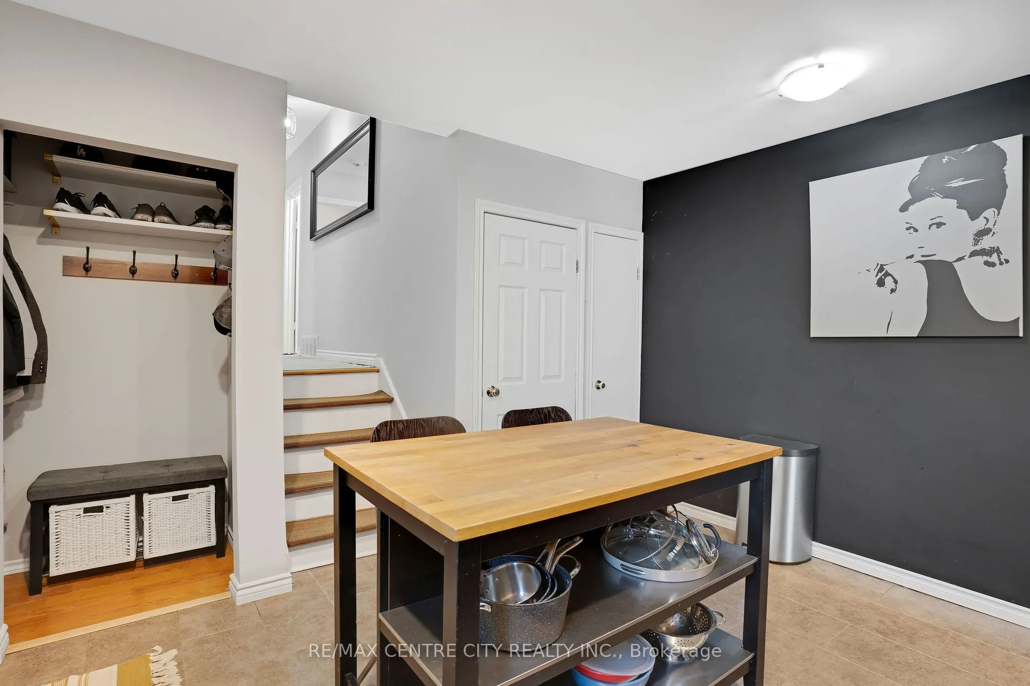 222 Fairway Road N