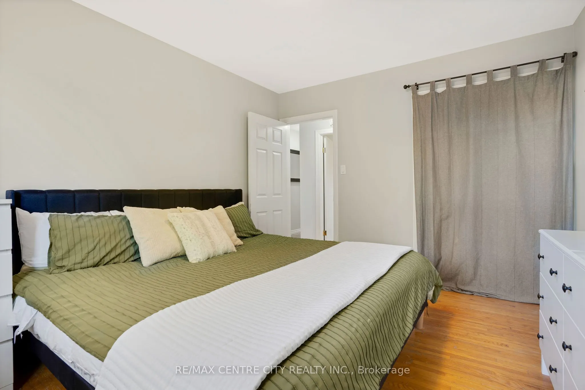 222 Fairway Road N