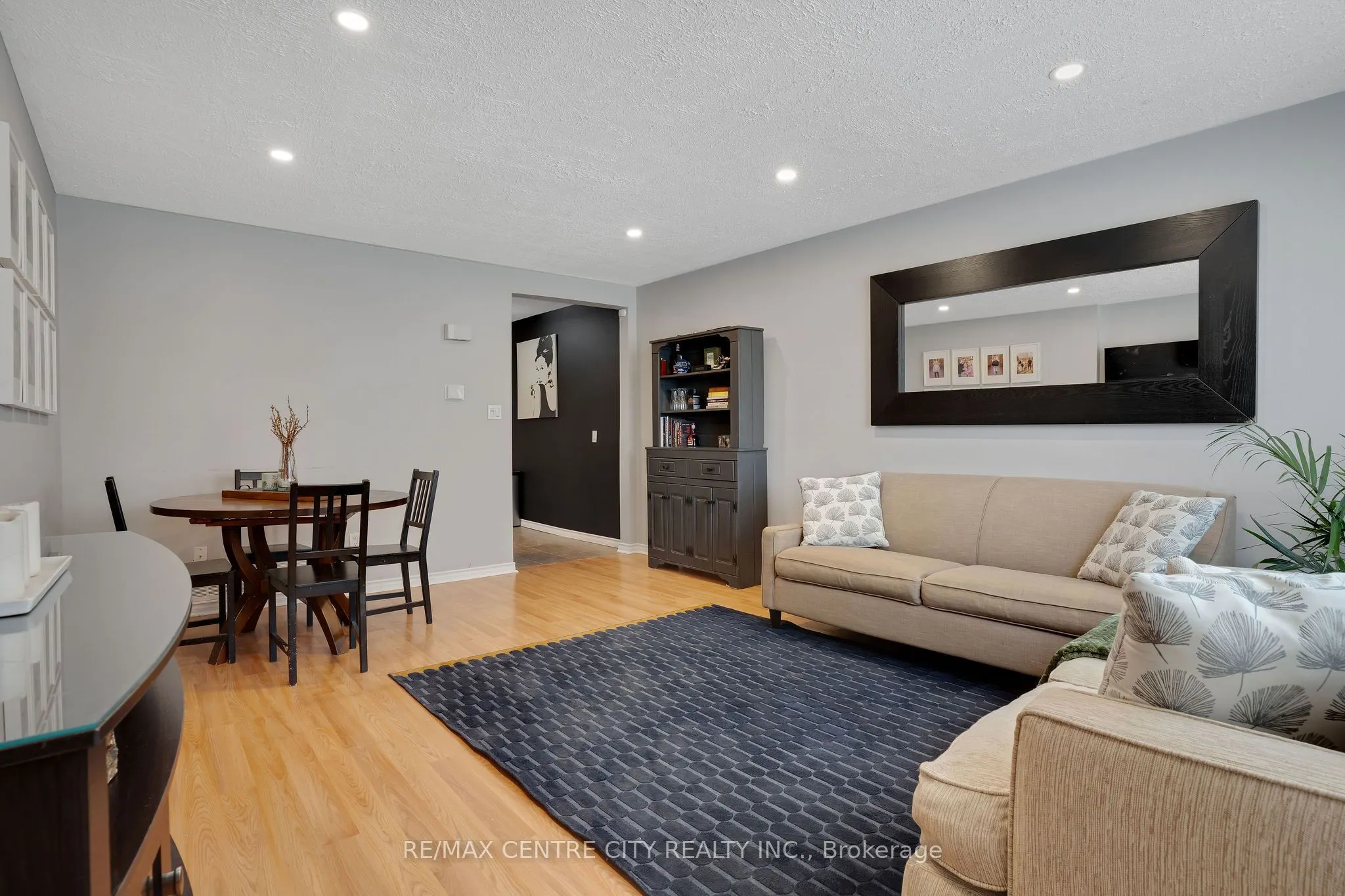222 Fairway Road N